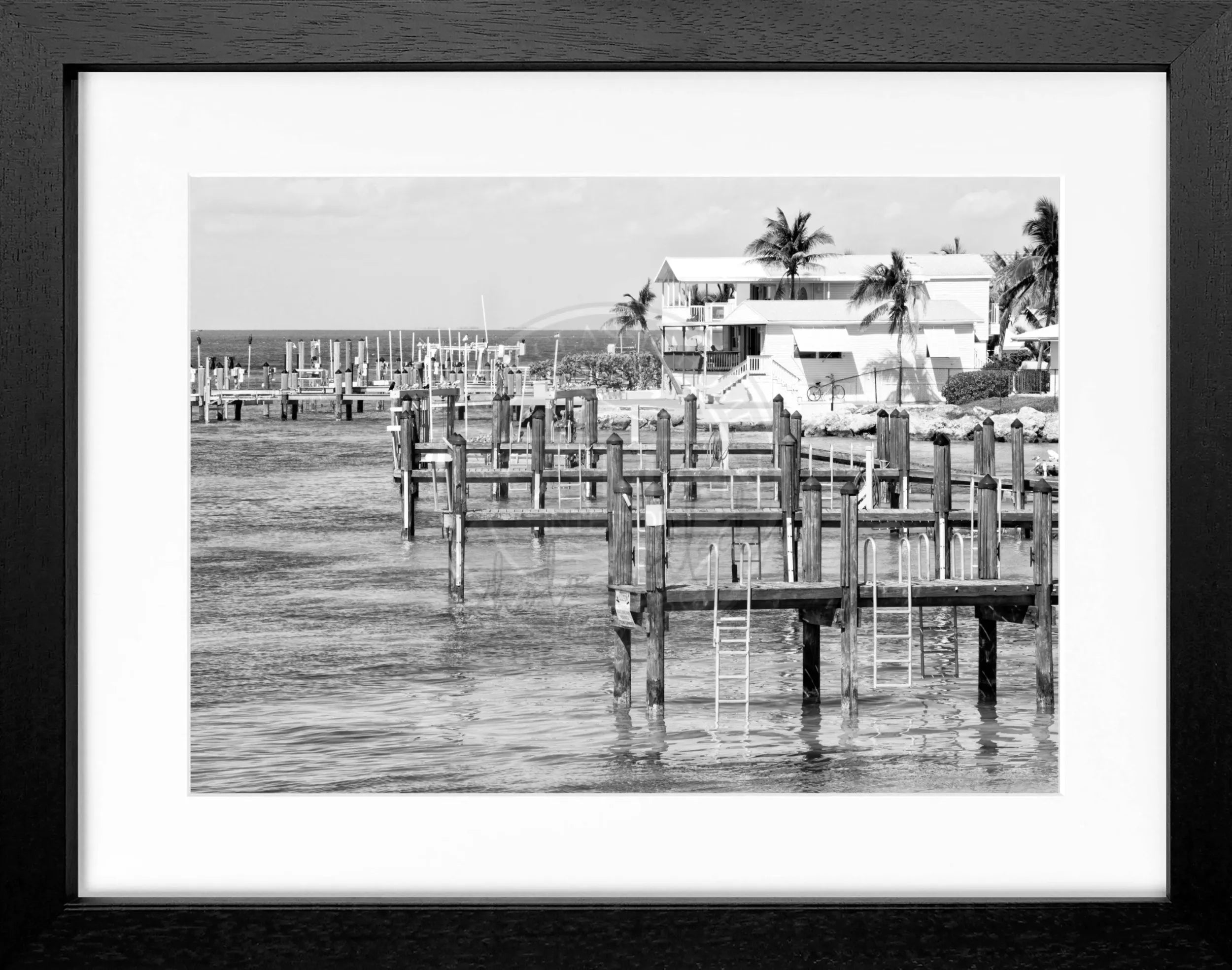 Schwarz-weiß Poster mit Rahmen von Cosman-Photocollection, Florida Keys 'Beach House', 31x25cm, Küstenmotiv
