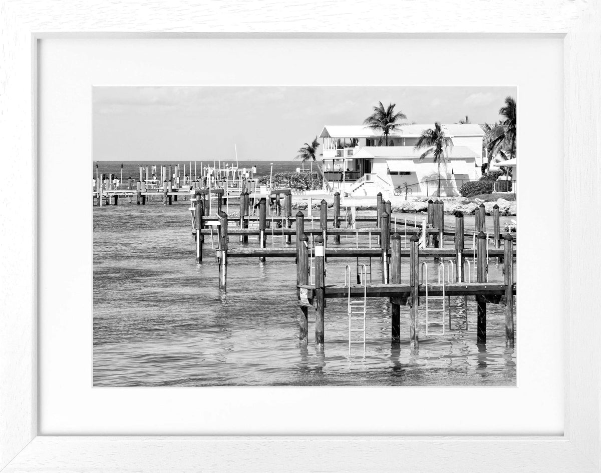 Schwarz-weiß Poster mit Rahmen von Cosman-Photocollection, Florida Keys Beach House Motiv, 31x25 cm, Wanddekoration