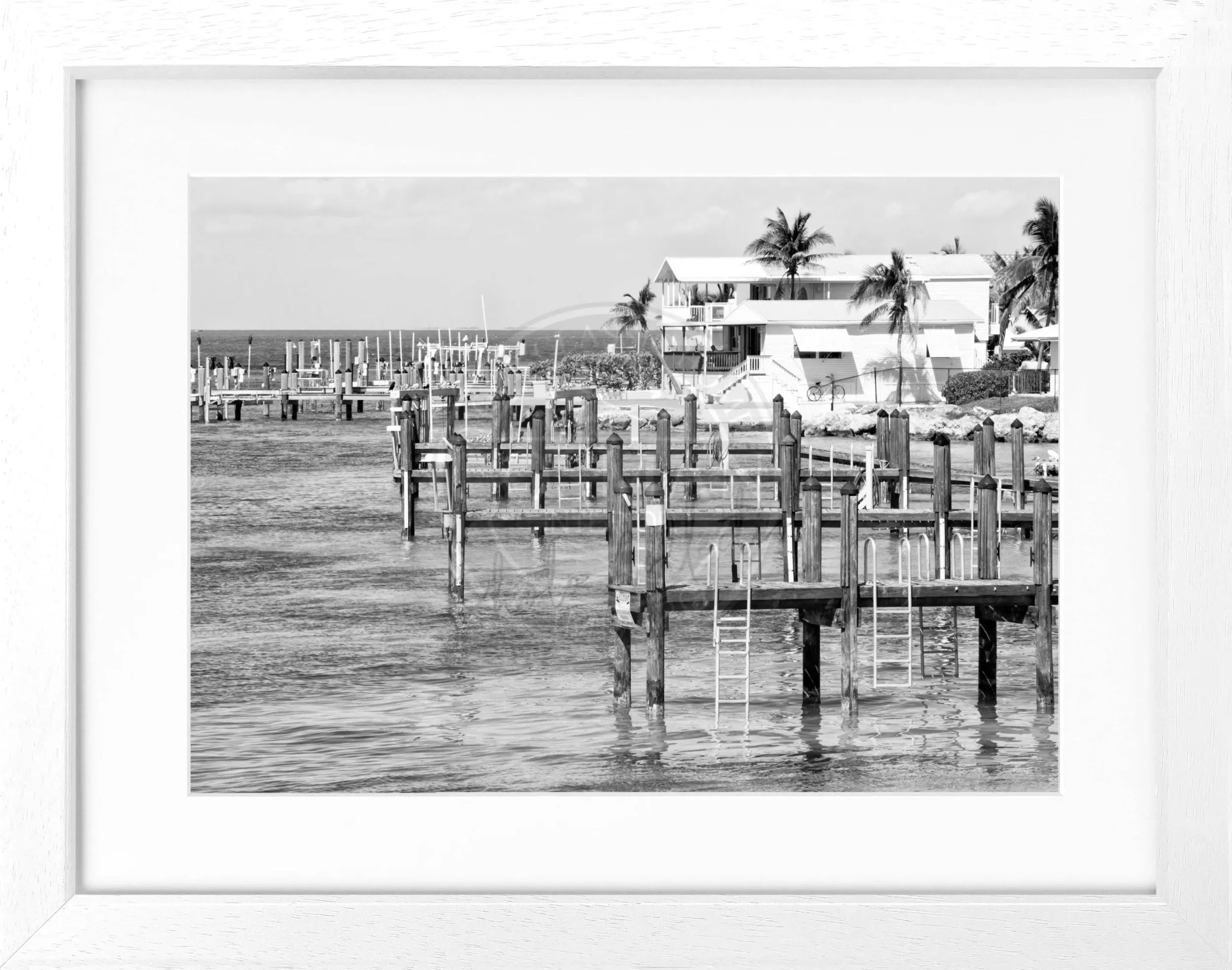 Schwarz-weiß Poster mit Rahmen von Cosman-Photocollection, Florida Keys Beach House Motiv, 31x25 cm, Wanddekoration