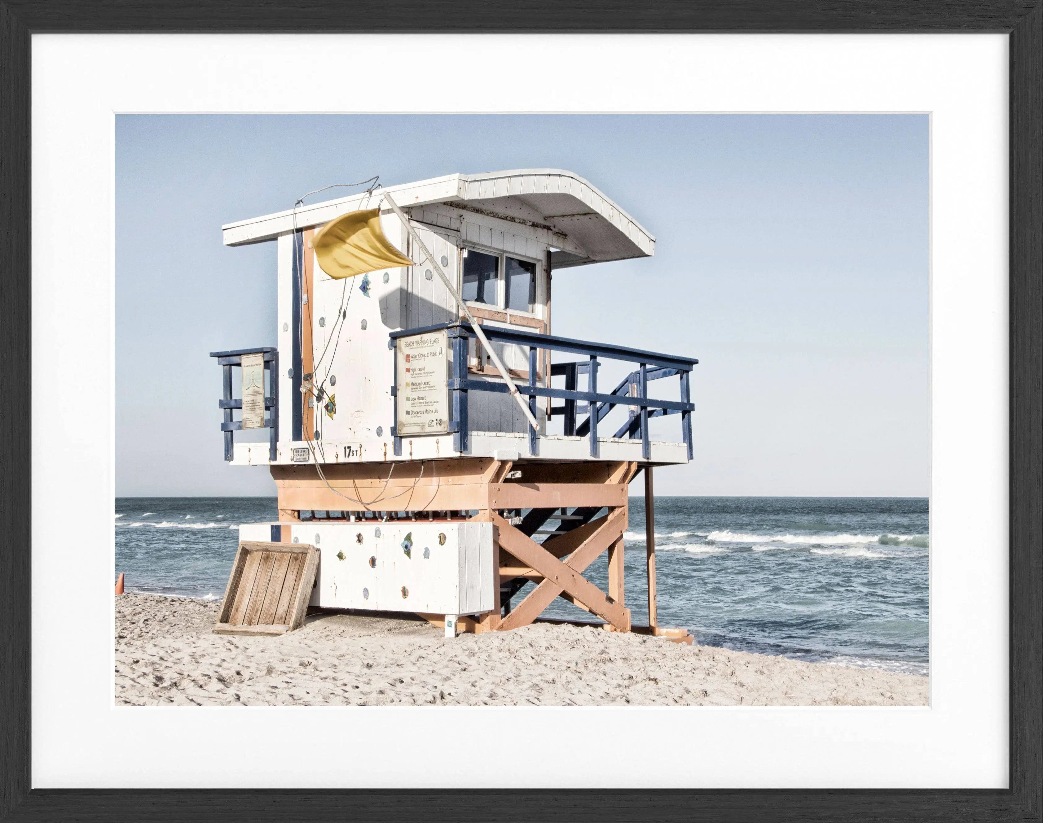 Schwarzer Rahmen um Florida Miami Beach Poster von Cosman-Photocollection, schwarz-weiß Motiv, 31x25 cm
