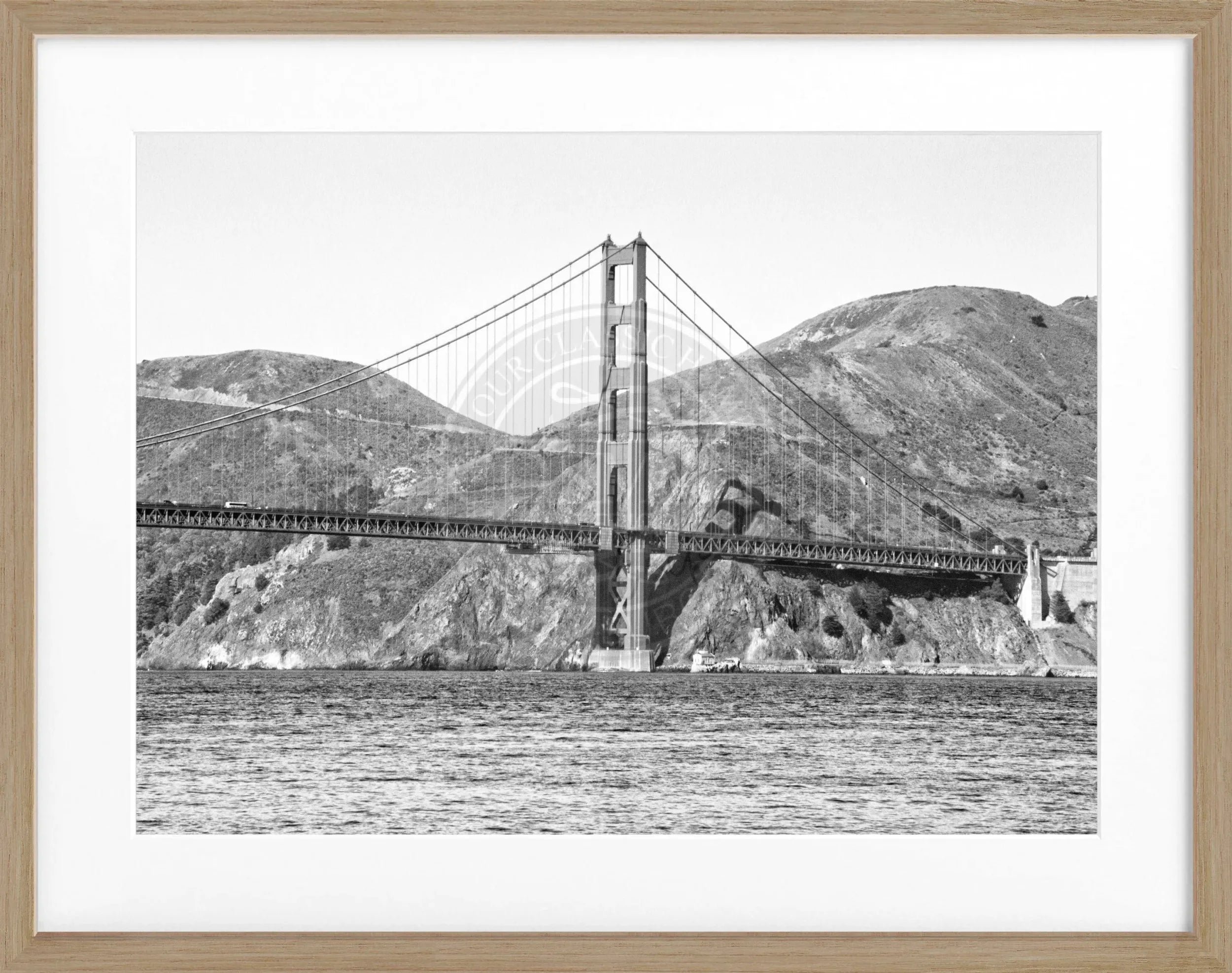 Schwarz-weiß Poster mit Rahmen von Cosman-Photocollection, Golden Gate Bridge in San Francisco, Maße 31x25 cm.