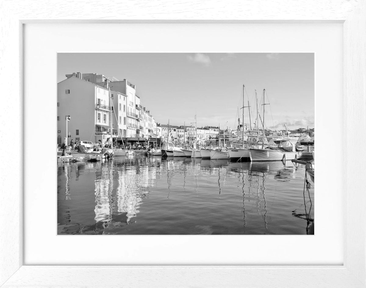 Schwarz-weiß Poster mit Rahmen, zeigt Hafen in Saint Tropez, von Cosman-Photocollection, Maße 31x25 cm