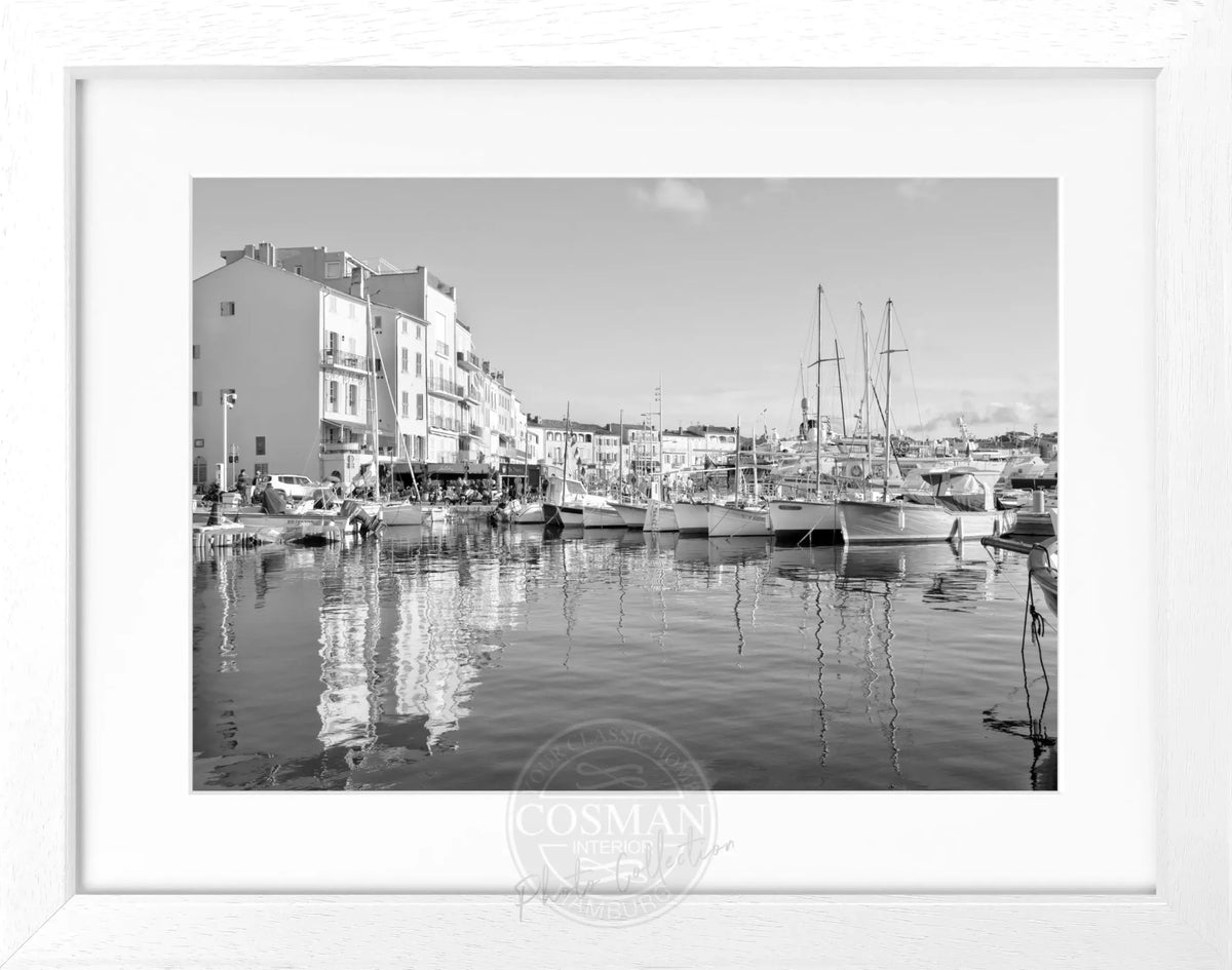 Schwarz-weiß Poster mit Rahmen, zeigt Hafen in Saint Tropez, von Cosman-Photocollection, Maße 31x25 cm