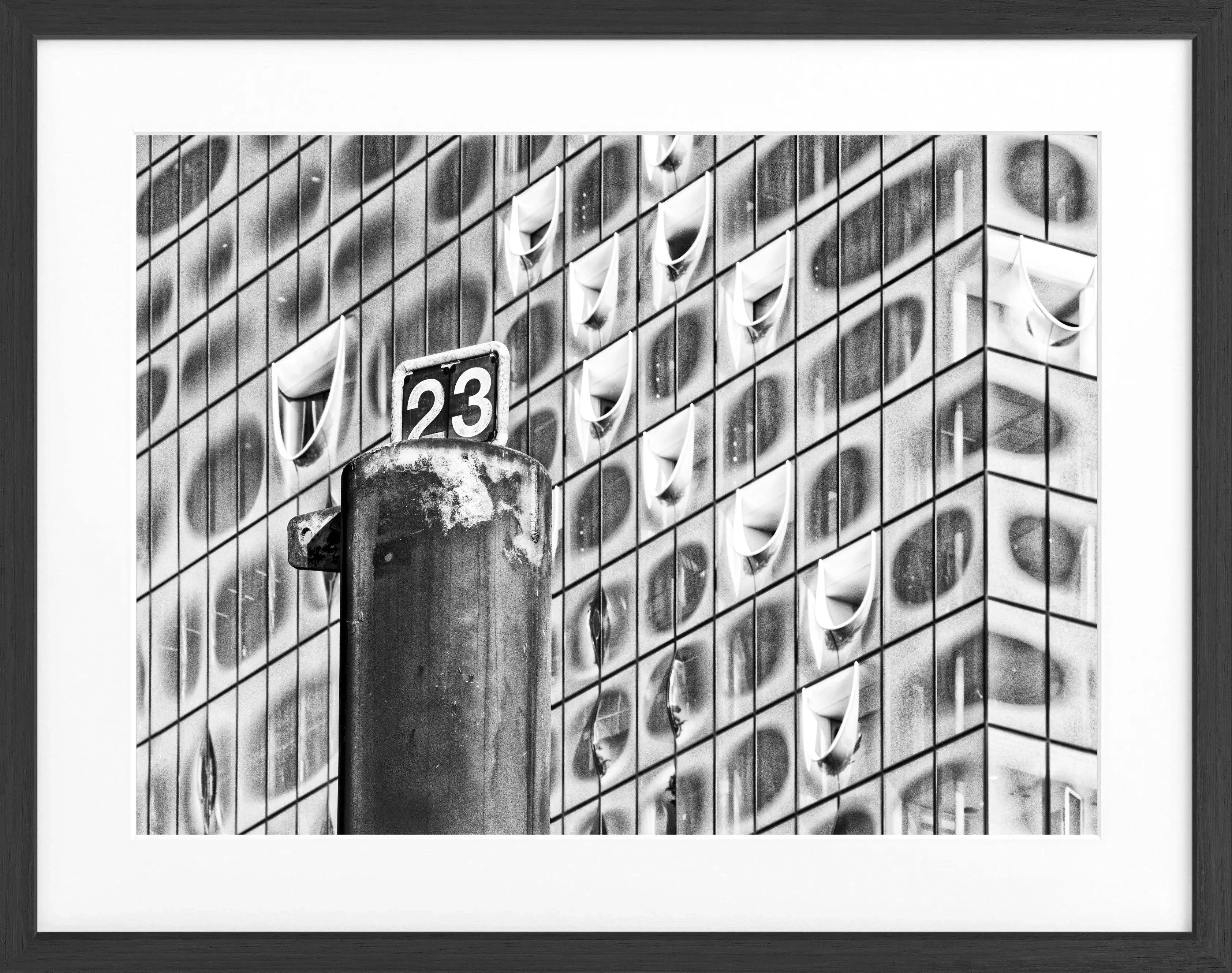 Schwarz-weiß Poster mit Rahmen von Hamburg Elphi, 31x25 cm, von Cosman-Photocollection, urbanes Stadtmotiv