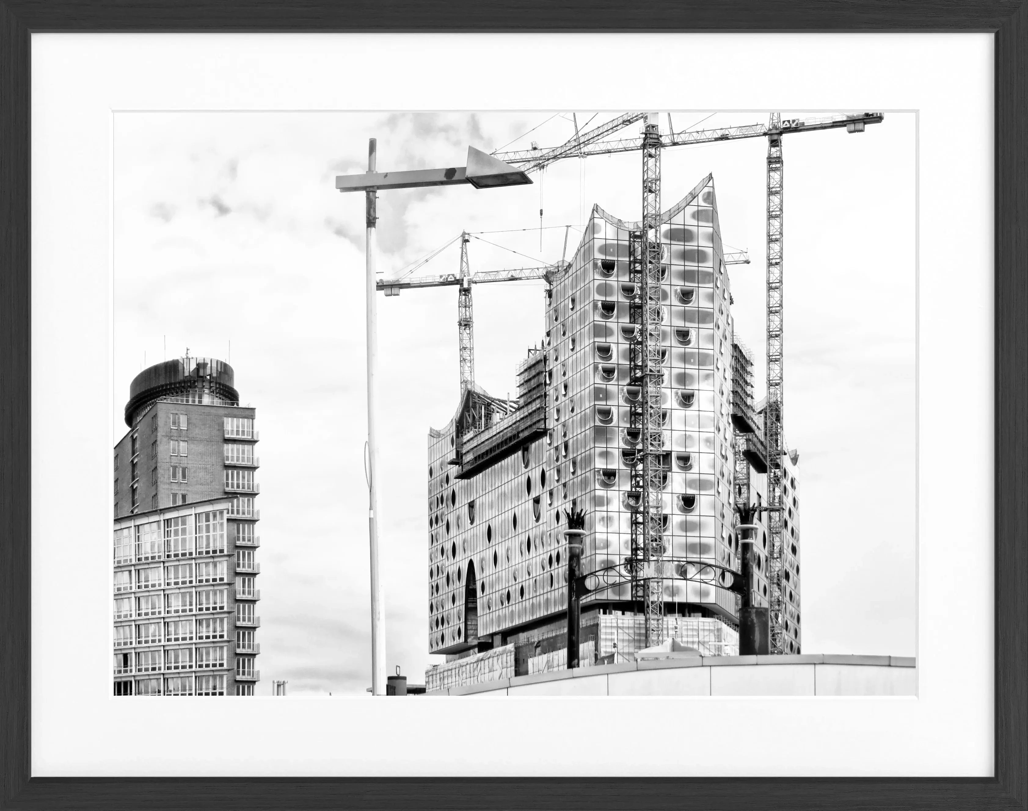 Schwarz-weiß Poster mit Rahmen von Hamburg Elphi, Cosman-Photocollection, 31x25 cm, dekoratives Stadtmotiv in Bild.