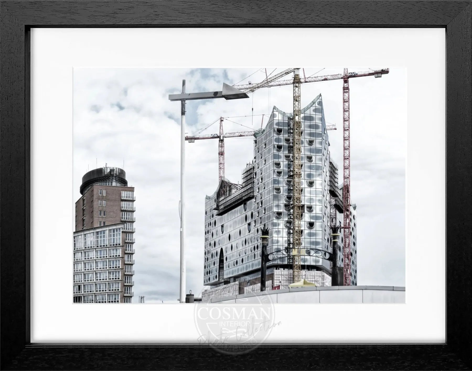 Schwarz-weiß Poster mit Rahmen von Hamburg Elphi, 31x25 cm, von Cosman-Photocollection, urbanes Stadtmotiv