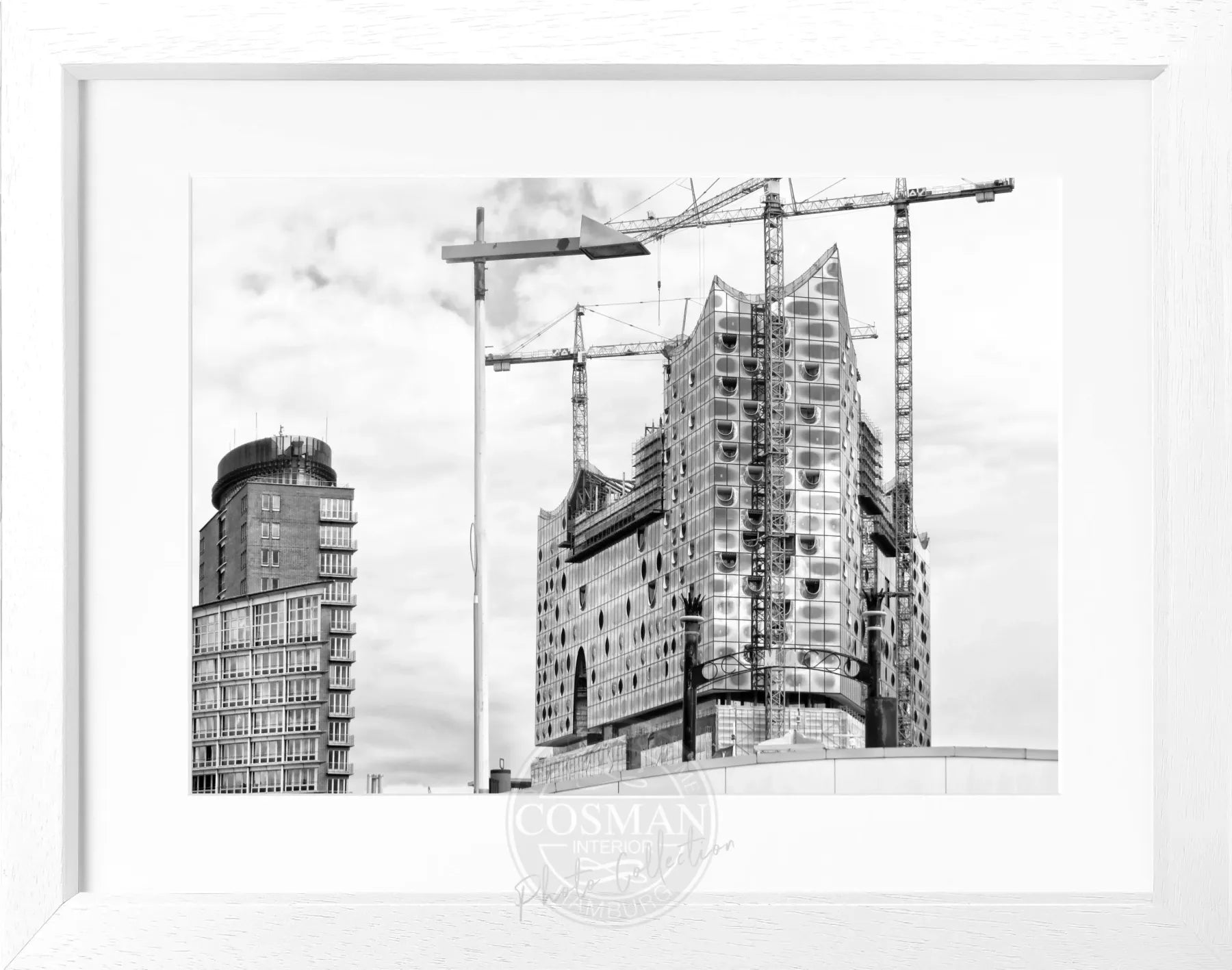 Schwarz-weiß Poster mit Rahmen von Hamburg ’Elphi’ HH23, 31x25cm, von Cosman-Photocollection, detailreiche Stadtansicht