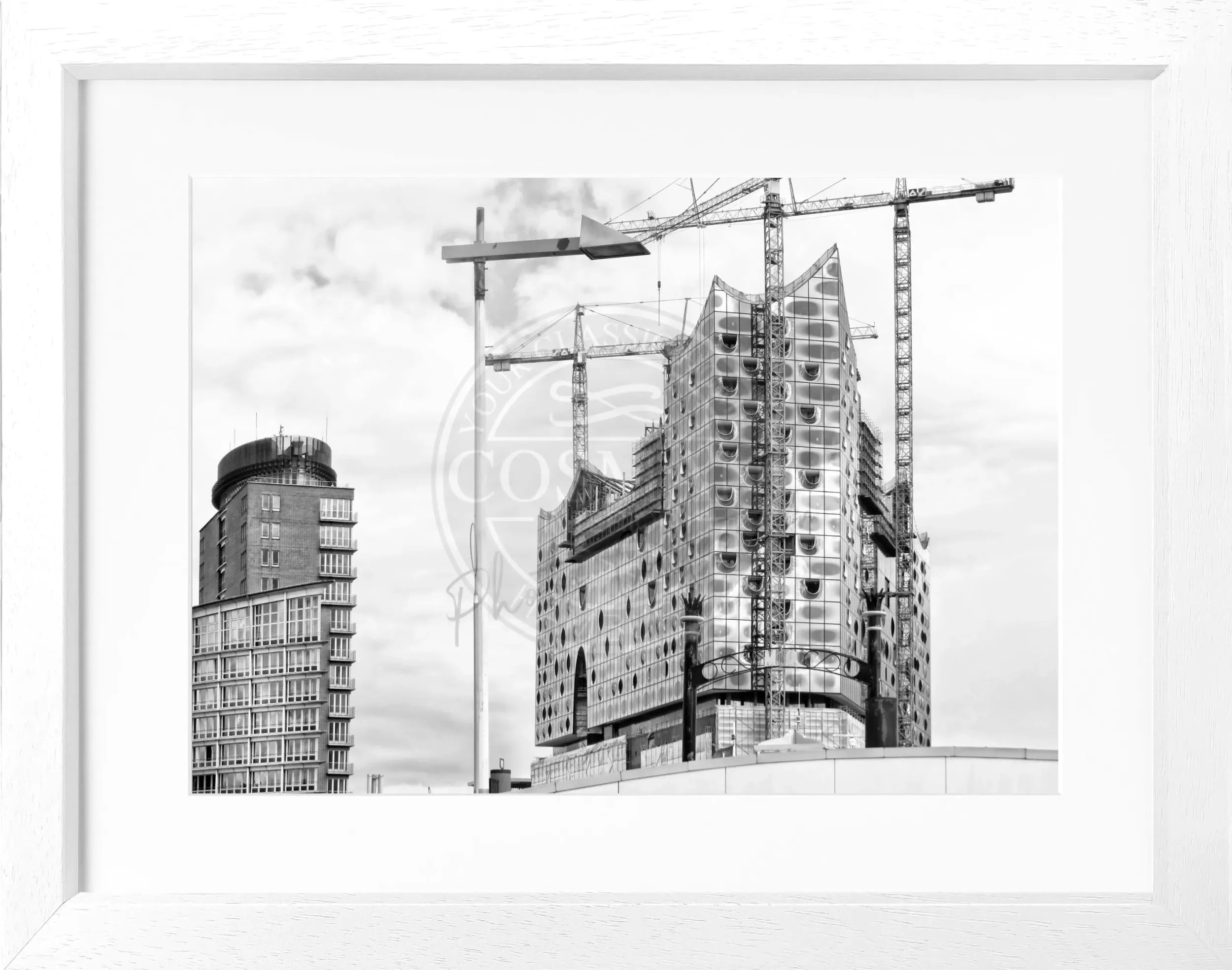 Schwarz-weiß Poster mit Rahmen von Hamburg ’Elphi’ HH23, 31x25cm, von Cosman-Photocollection, detailreiche Stadtansicht