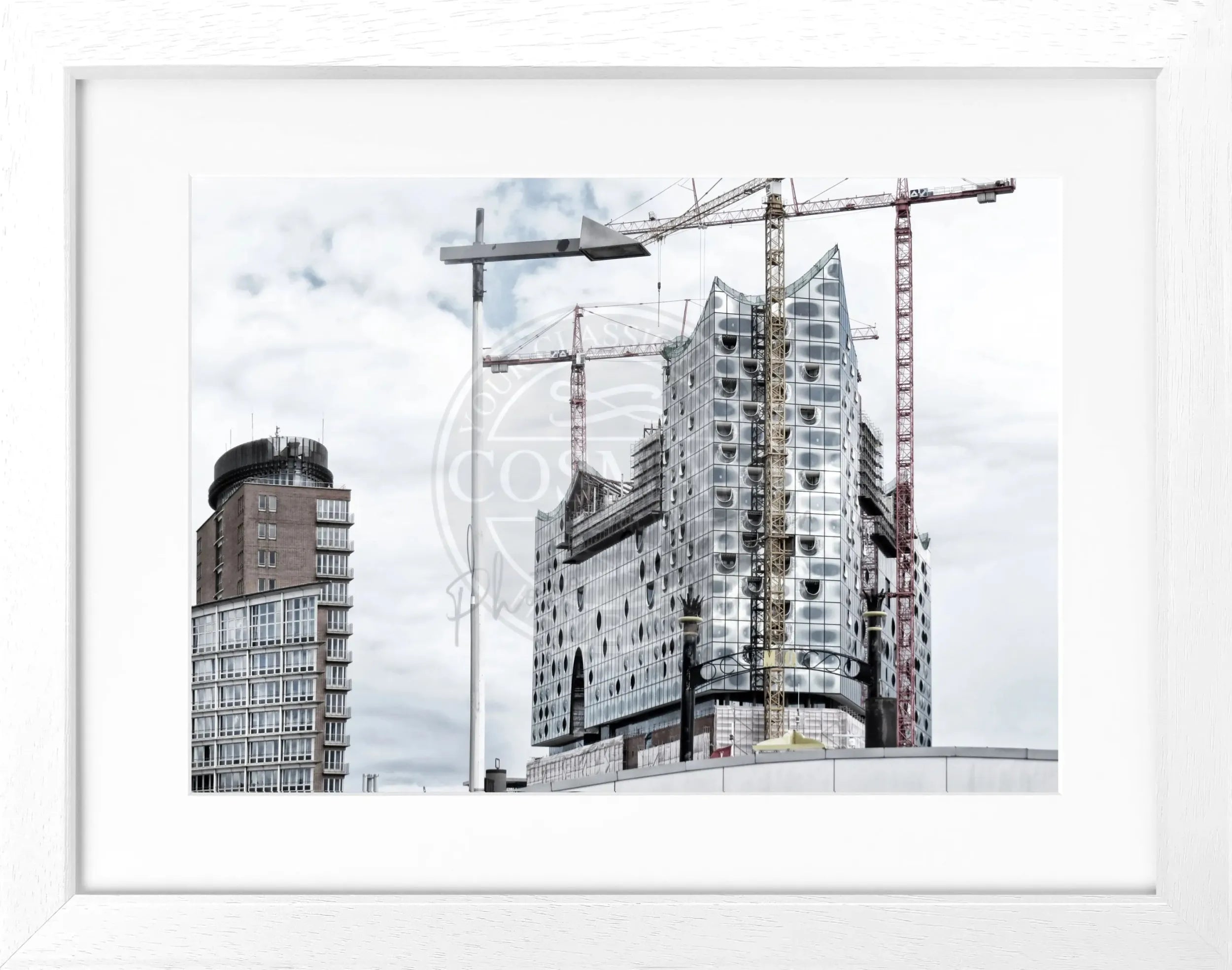 Schwarz-weiß Poster mit Rahmen von Hamburg Elphi, 31x25cm, von Cosman-Photocollection, detailreiche Hamburg-Ansicht
