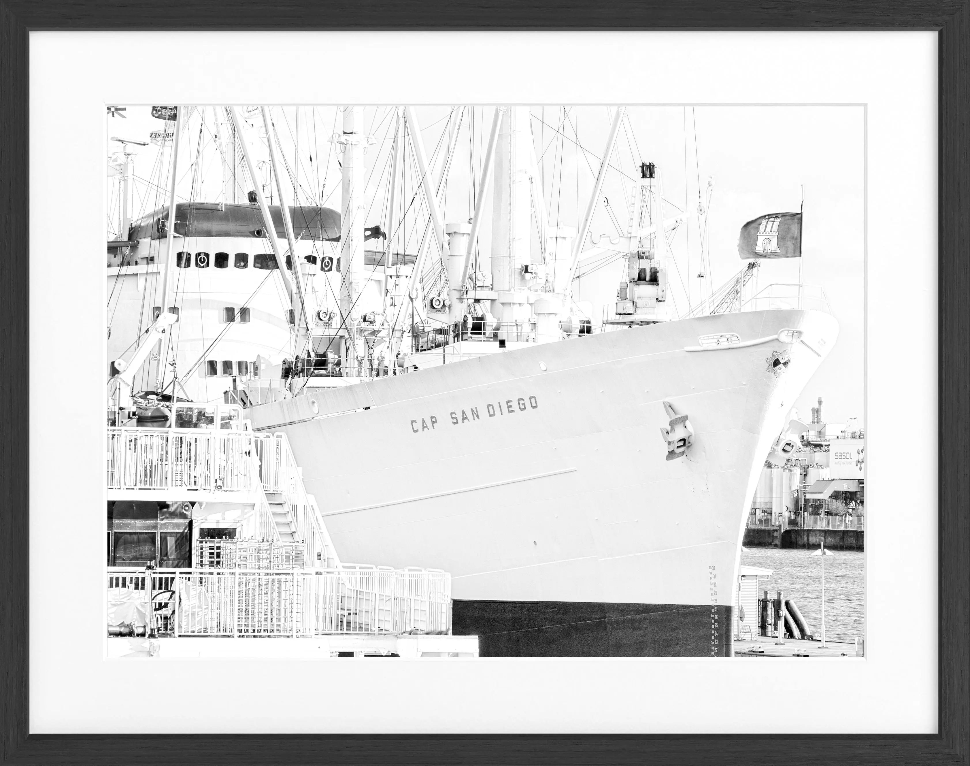 Schwarz-weiß Poster vom Hamburger Hafen mit Cap San Diego, in einem schwarzen Rahmen, Maße 31x25 cm, von Cosman-Photocollection.