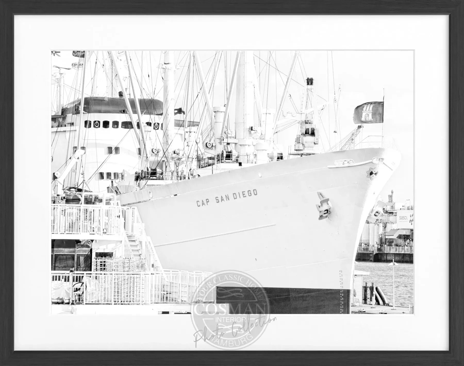 Schwarz-weiß Poster vom Hamburger Hafen mit Cap San Diego, in einem schwarzen Rahmen, Maße 31x25 cm, von Cosman-Photocollection.