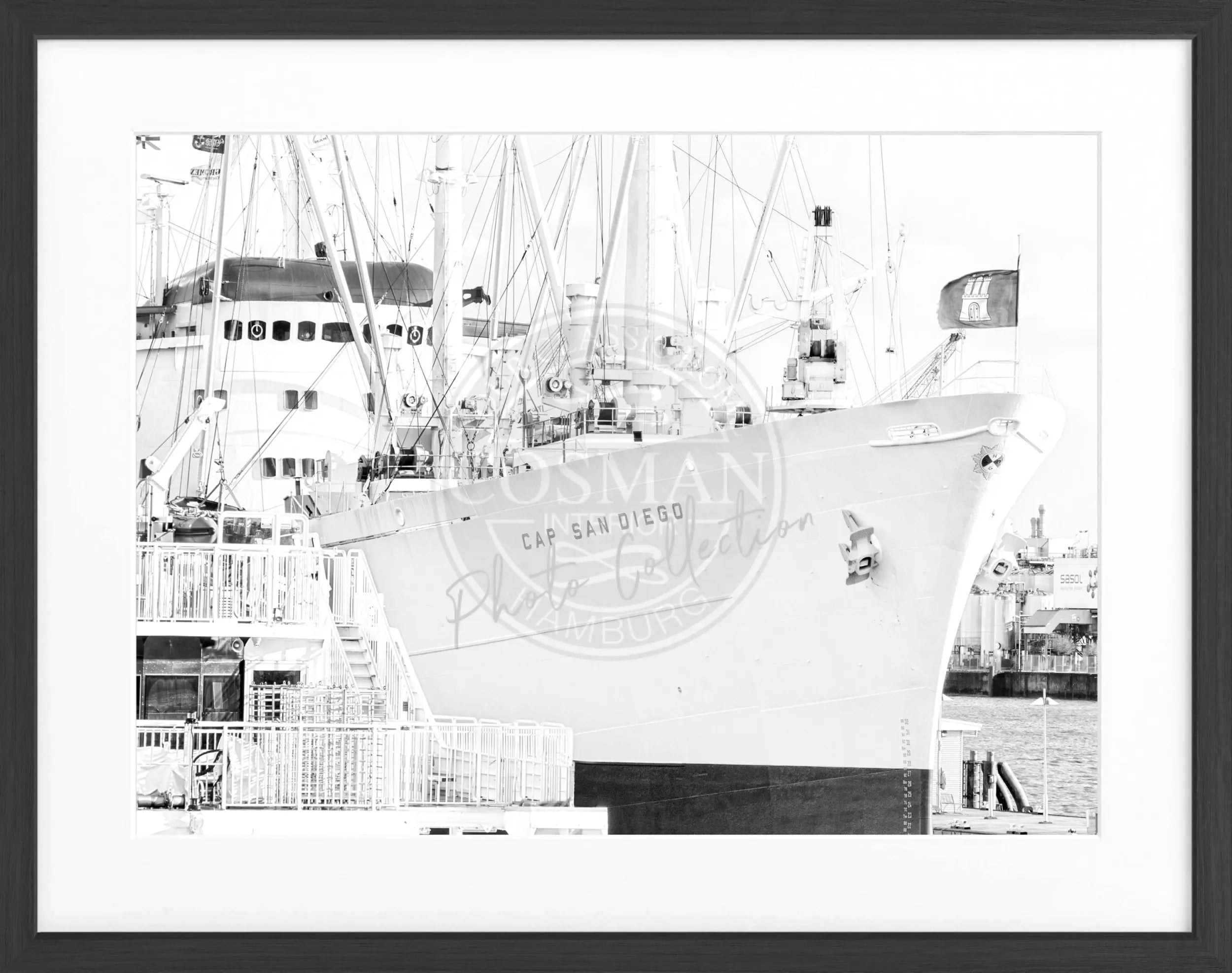 Schwarz-weiß Poster vom Hamburger Hafen mit Cap San Diego, in einem schwarzen Rahmen, Maße 31x25 cm, von Cosman-Photocollection.