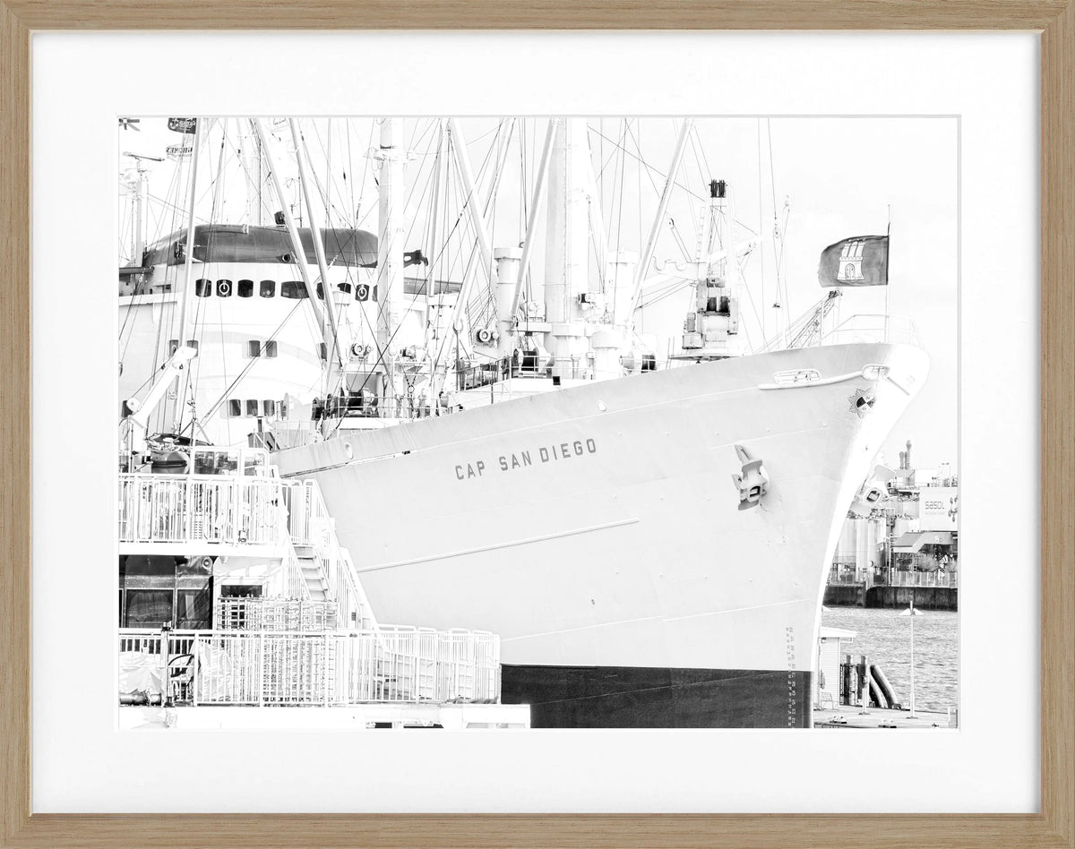 Schwarz-weiß Poster mit Rahmen vom Hamburger Hafen Cap San Diego, von Cosman-Photocollection, 31x25 cm, maritimes Motiv
