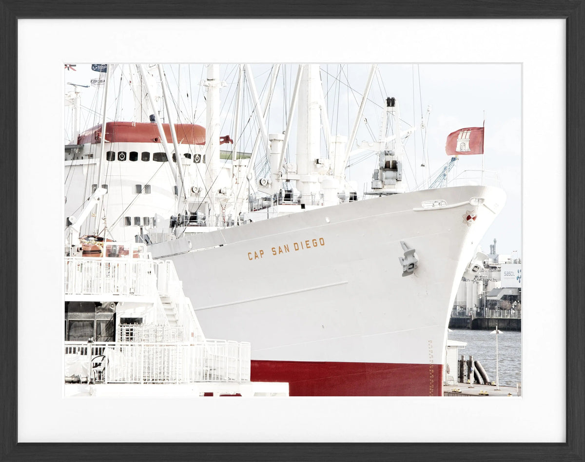 Schwarz-weiß Poster mit Rahmen von Cosman-Photocollection, Hamburg Hafen mit Cap San Diego, 31x25 cm, maritime Fotografie