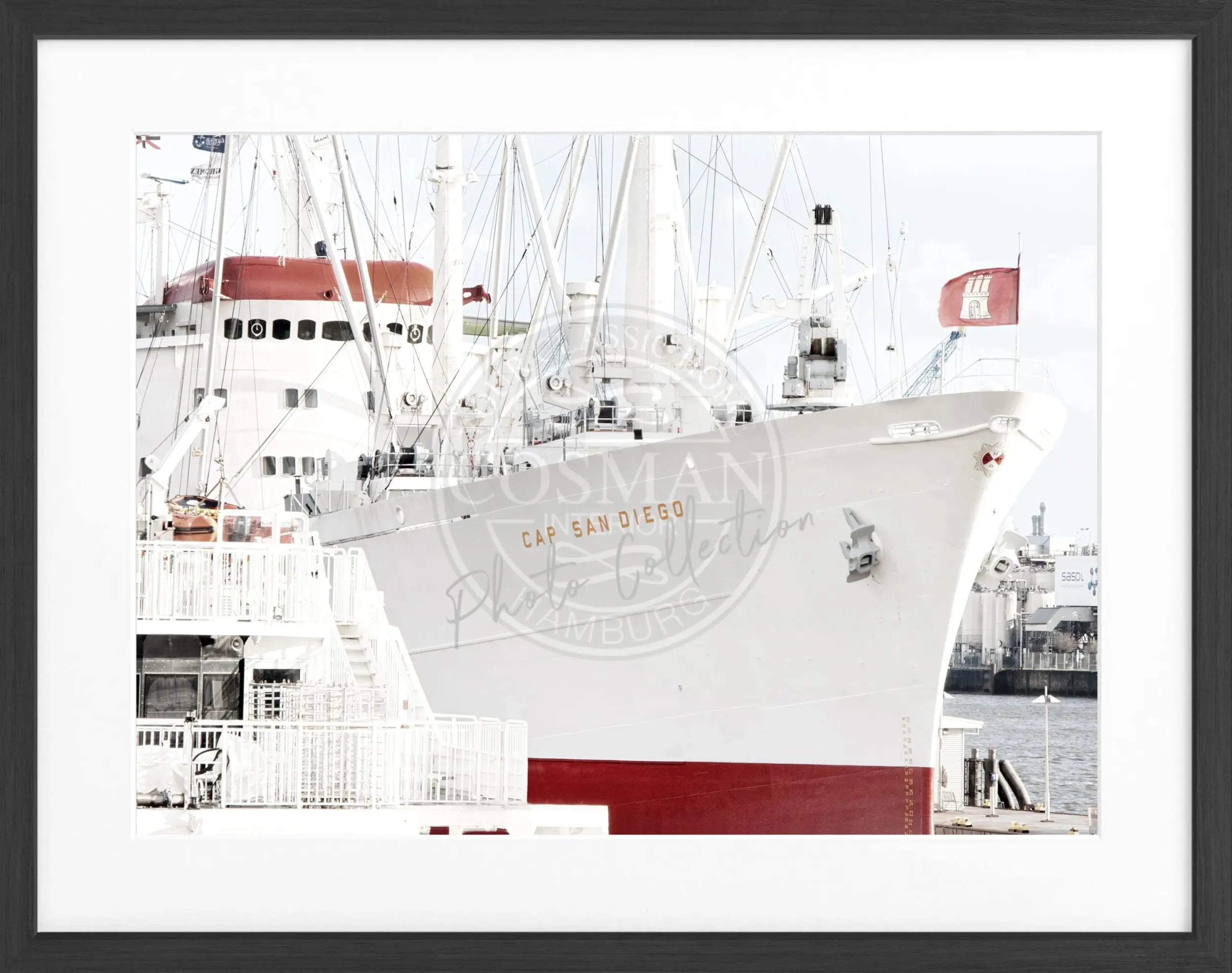 Schwarz-weiß Poster mit Rahmen von Cosman-Photocollection, Hamburg Hafen mit Cap San Diego, 31x25 cm, maritime Fotografie