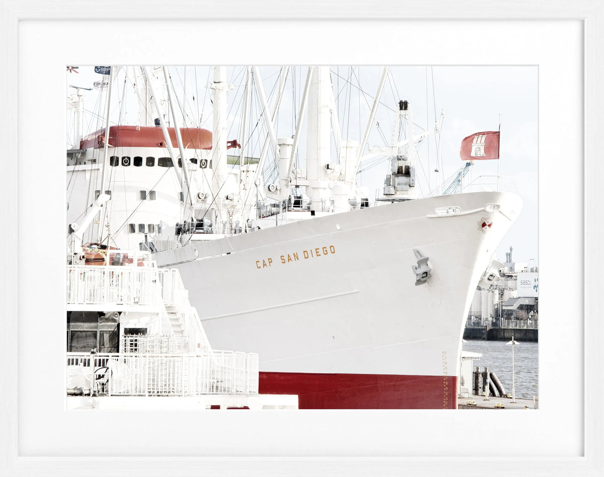 Schwarz-weiß Poster mit Rahmen von Hamburg Hafen, Cap San Diego, von Cosman-Photocollection, 31x25cm, maritime Stadtansicht
