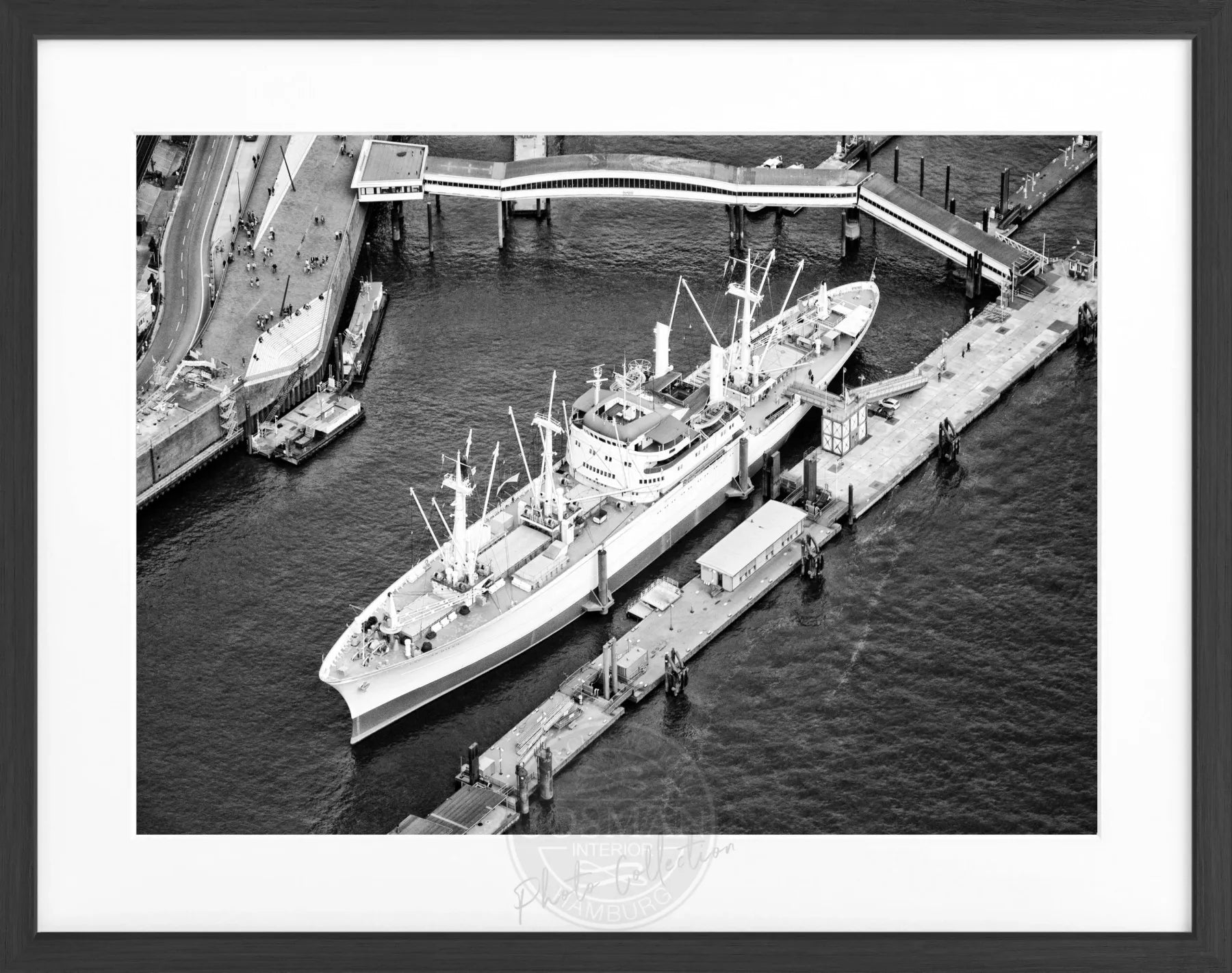 Schwarz-weiß Poster mit Rahmen, Hamburg Hafen, Cap San Diego, von Cosman-Photocollection, 31x25 cm, maritime Stadtansicht