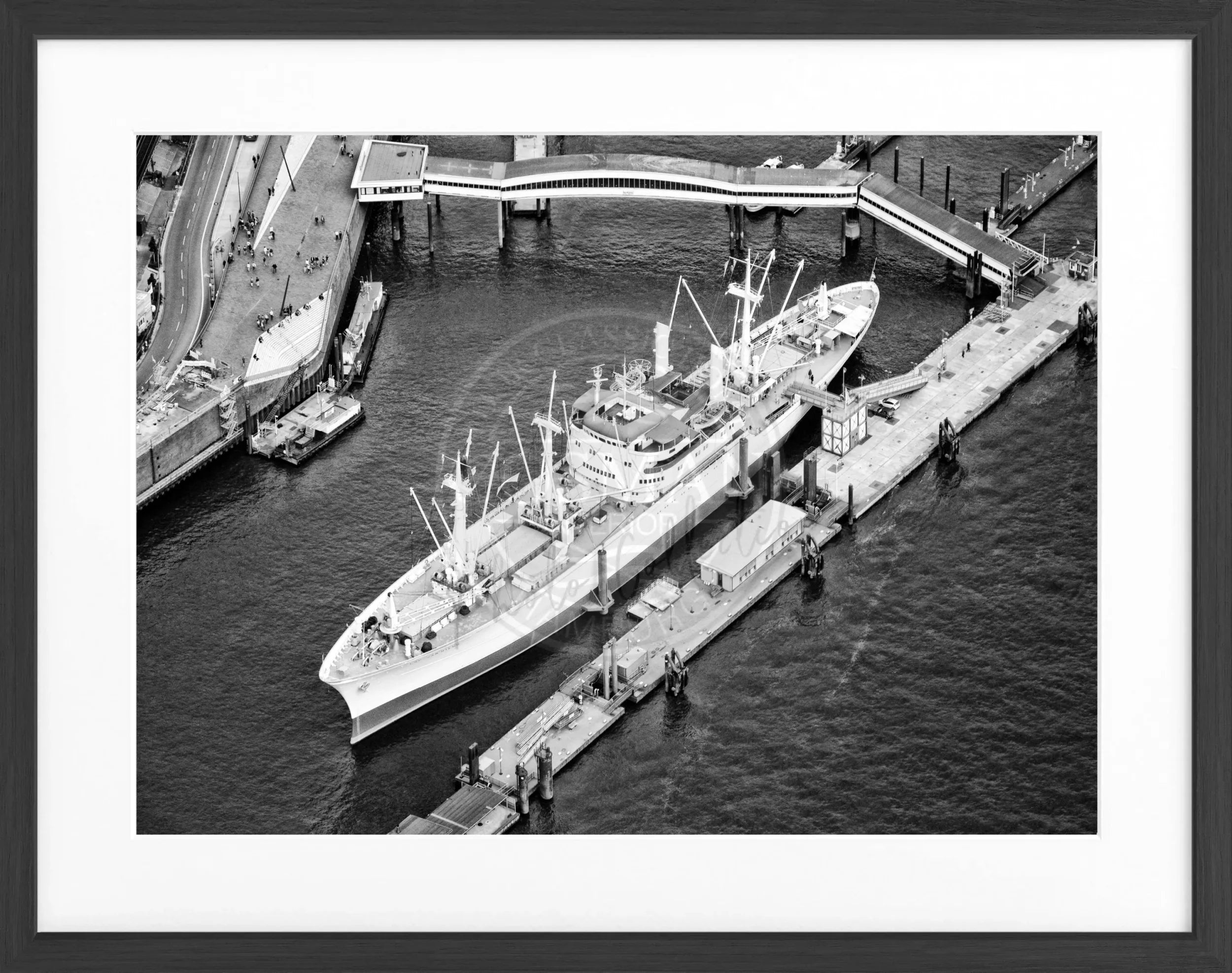 Schwarz-weiß Poster mit Rahmen, Hamburg Hafen, Cap San Diego, von Cosman-Photocollection, 31x25 cm, maritime Stadtansicht