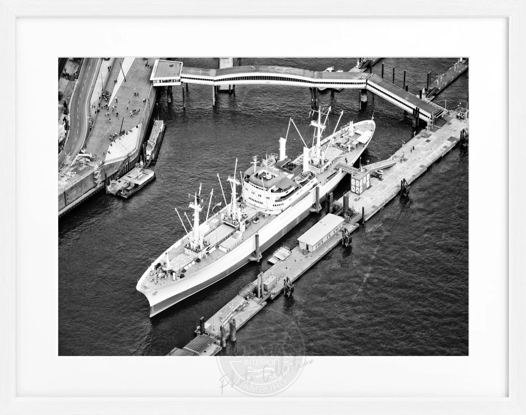Schwarz-weiß Poster mit Rahmen von Cosman-Photocollection, Hamburg Hafen mit Cap San Diego, 31x25 cm, maritimes Motiv