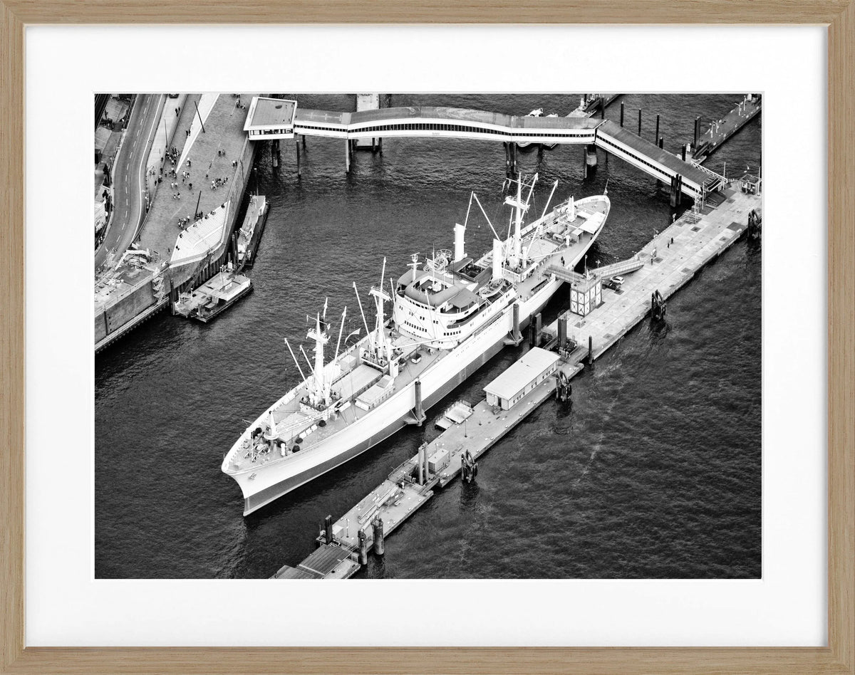 Schwarz-weiß Poster vom Hamburger Hafen mit Cap San Diego, in schwarzem Rahmen, von Cosman-Photocollection, 31x25 cm