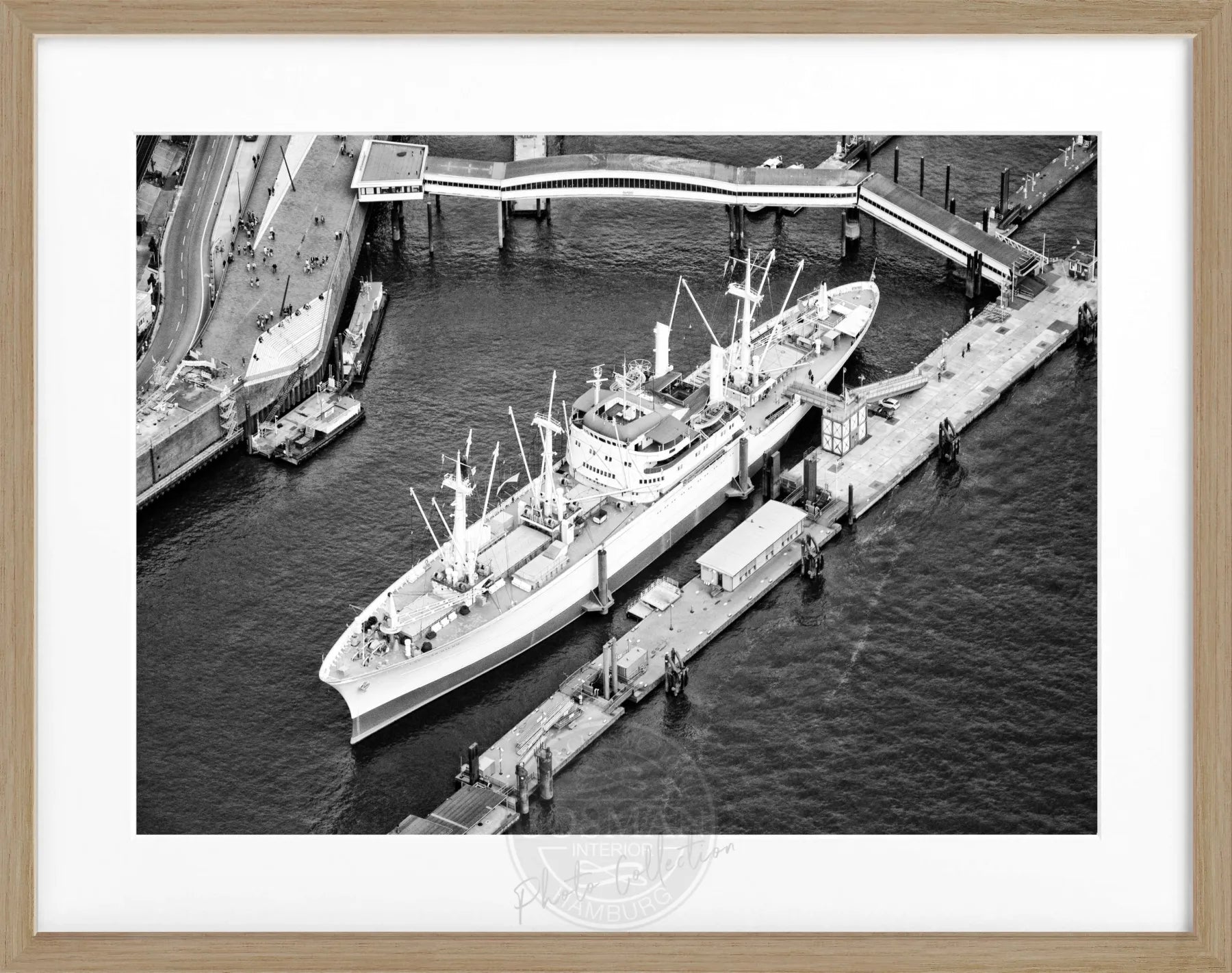 Schwarz-weiß Poster vom Hamburger Hafen mit Cap San Diego, in schwarzem Rahmen, von Cosman-Photocollection, 31x25 cm