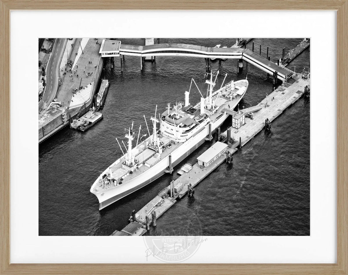 Schwarz-weiß Poster vom Hamburger Hafen mit Cap San Diego, in schwarzem Rahmen, von Cosman-Photocollection, 31x25 cm