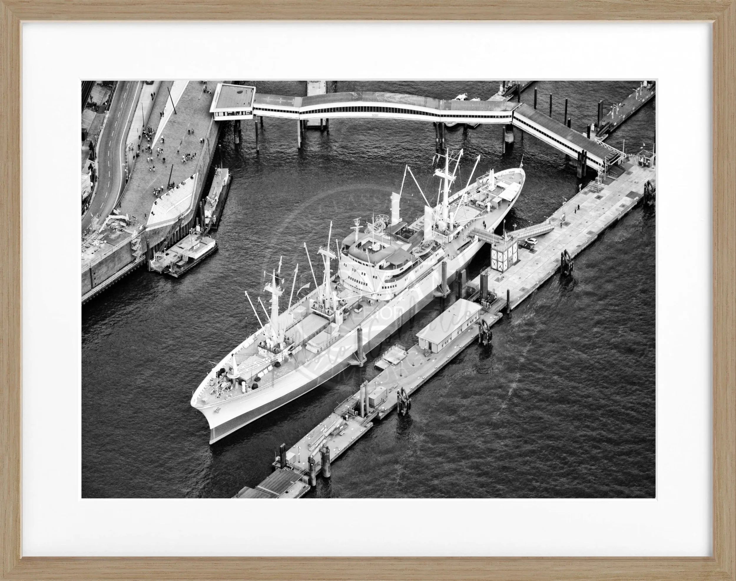 Schwarz-weiß Poster vom Hamburger Hafen mit Cap San Diego, in schwarzem Rahmen, von Cosman-Photocollection, 31x25 cm