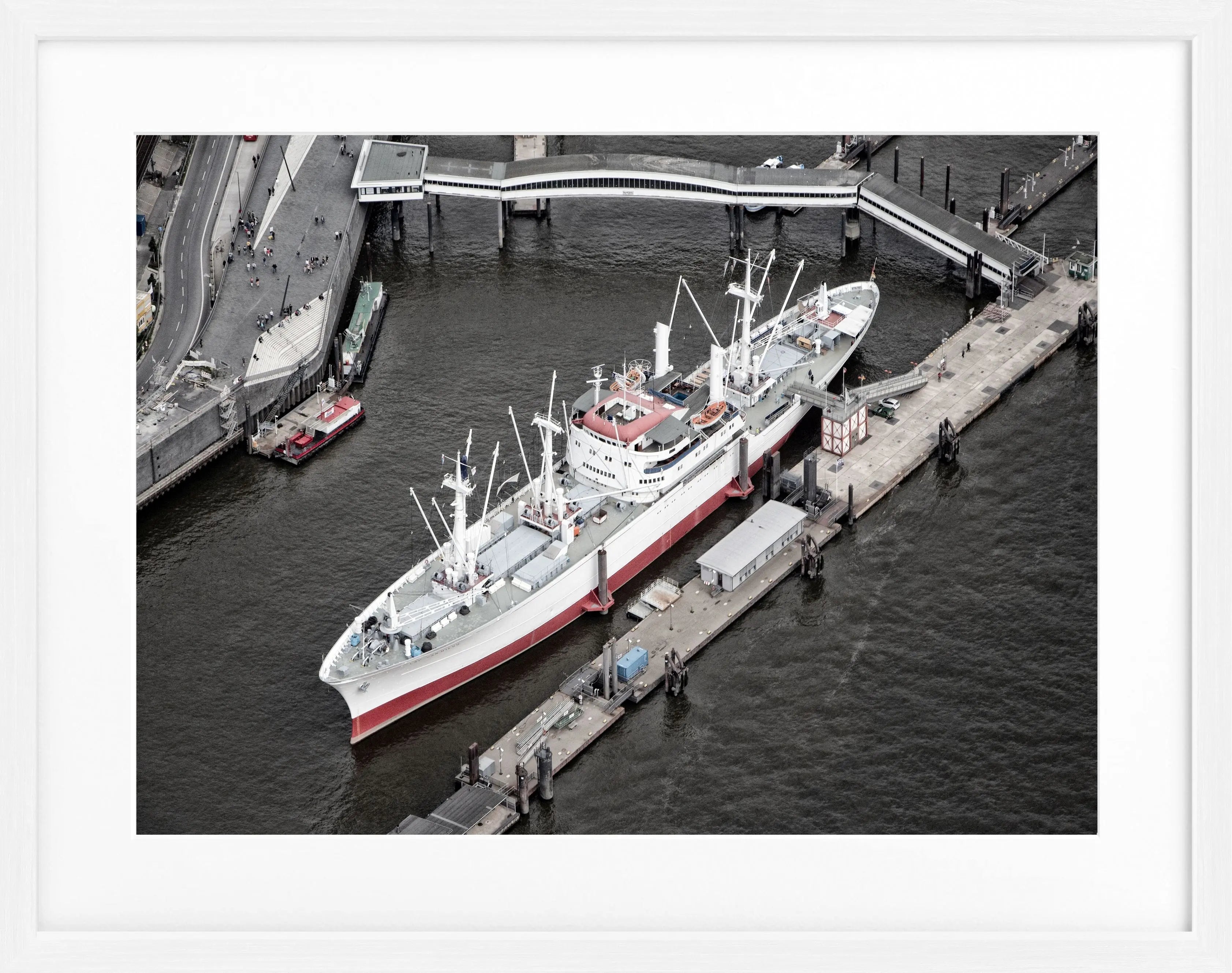 Schwarz-weiß Poster mit Rahmen von Cosman-Photocollection, Hamburg Hafen mit Cap San Diego, 31x25cm, maritime Fotografie