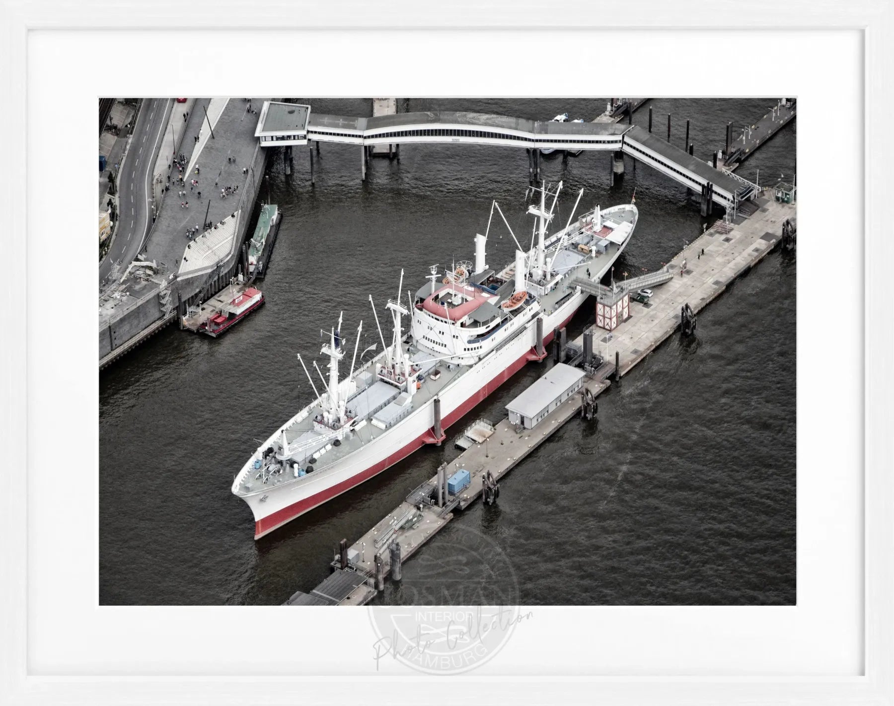 Schwarz-weiß Poster mit Rahmen von Cosman-Photocollection, Hamburg Hafen mit Cap San Diego, 31x25cm, maritime Fotografie