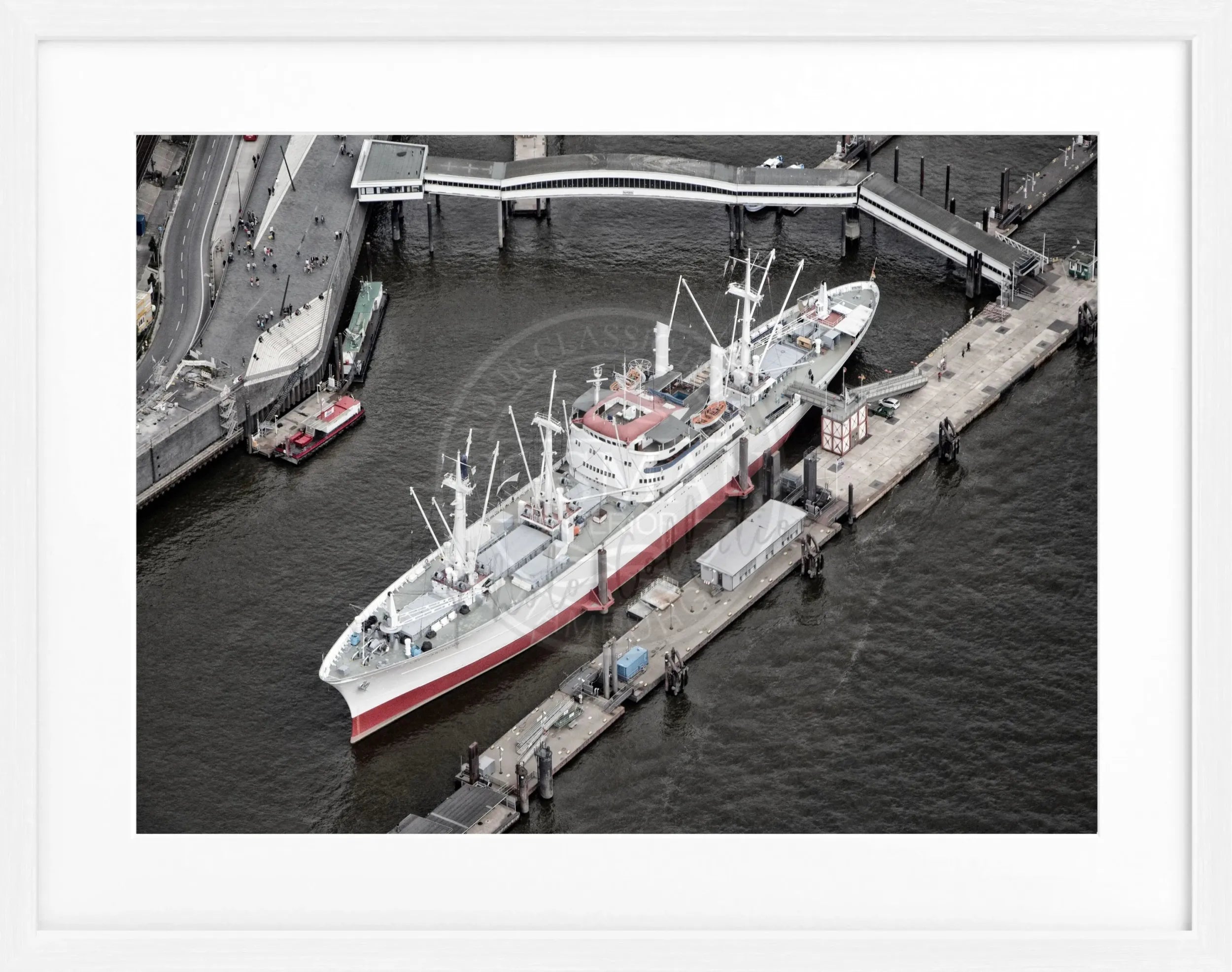 Schwarz-weiß Poster mit Rahmen von Cosman-Photocollection, Hamburg Hafen mit Cap San Diego, 31x25cm, maritime Fotografie