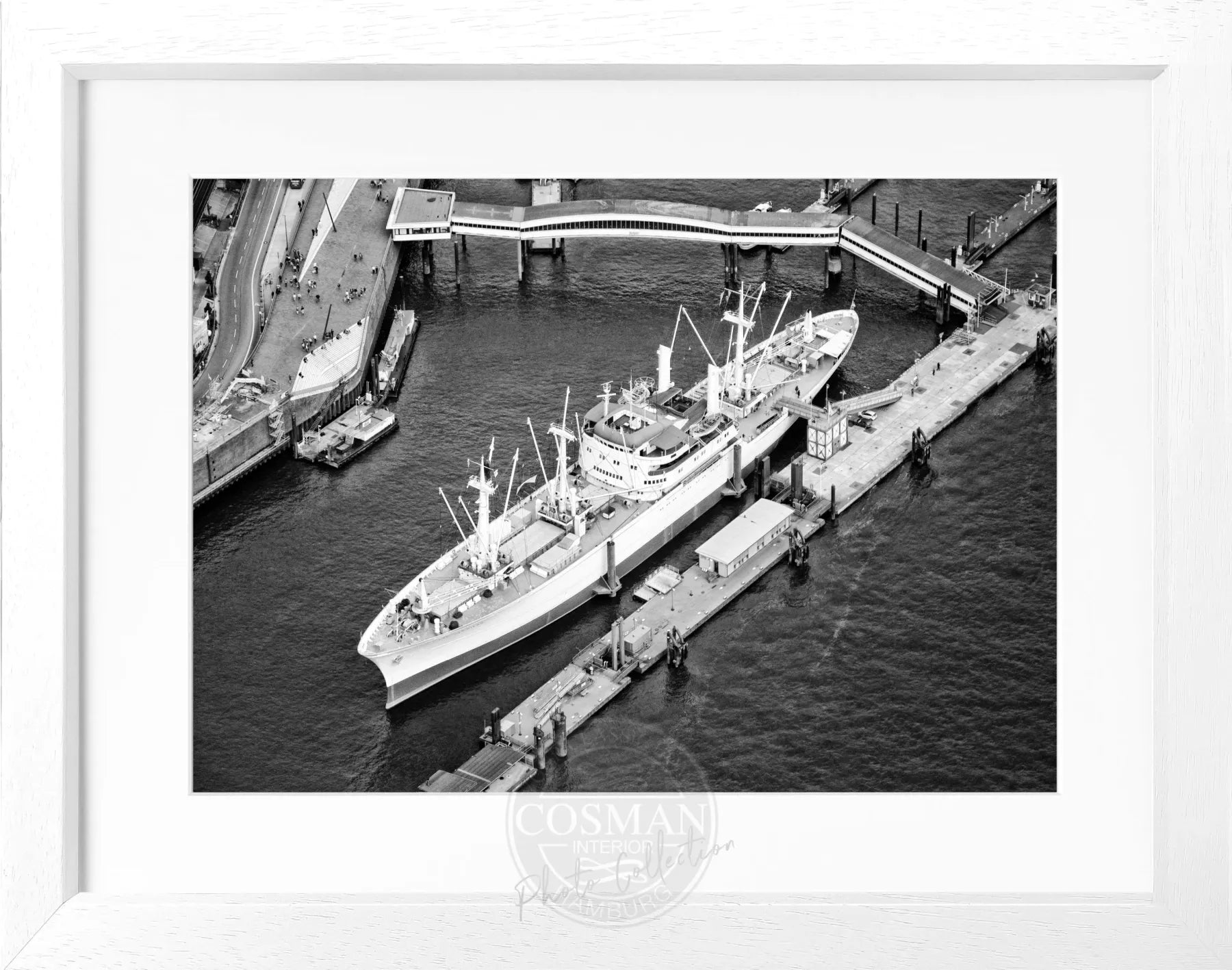 Schwarz-weiß Poster mit Rahmen von Hamburg Hafen und Cap San Diego, 31x25cm, von Cosman-Photocollection.