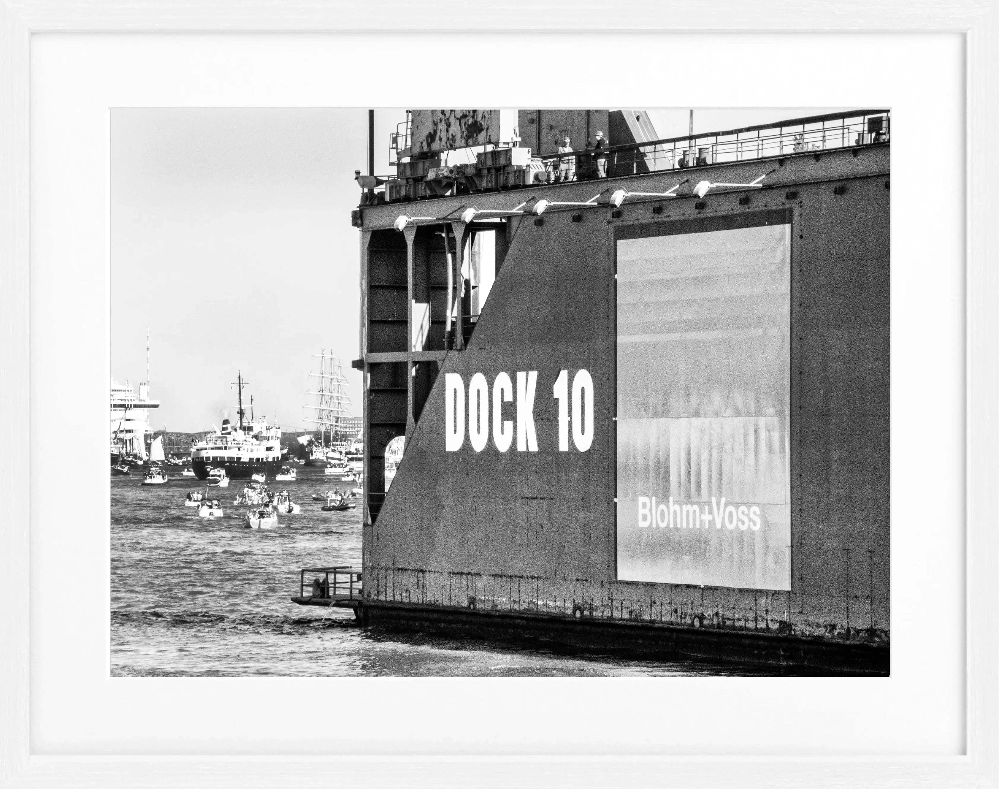 Schwarzweiß-Poster mit Rahmen von Hamburg Hafen Dock 10, 31x25cm, von Cosman-Photocollection, maritime Stadtansicht