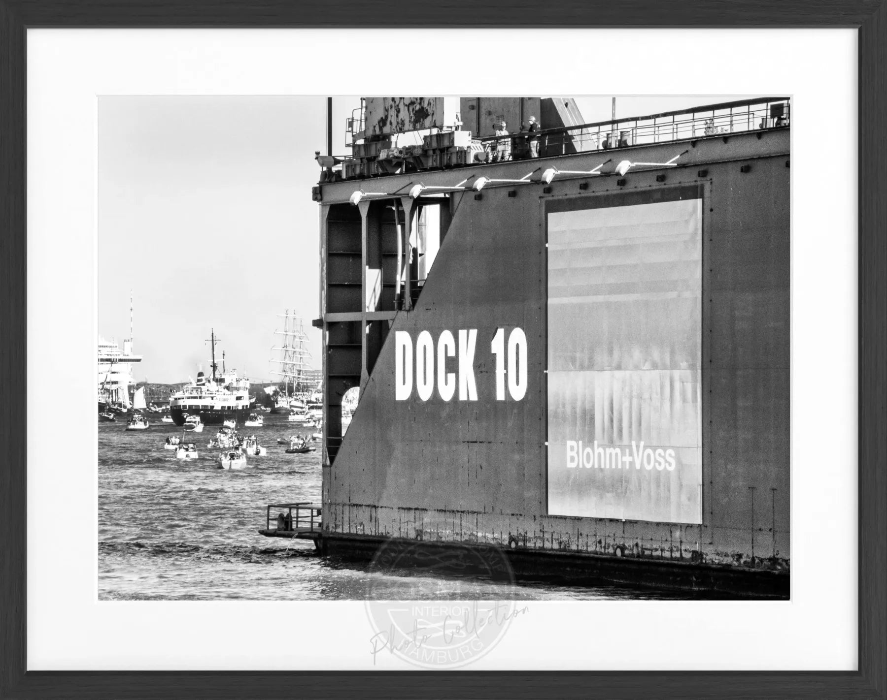 Schwarz-weiß Poster mit Rahmen, Hamburg Hafen Dock 10, von Cosman-Photocollection, 31x25cm, urbanes Hafenmotiv.