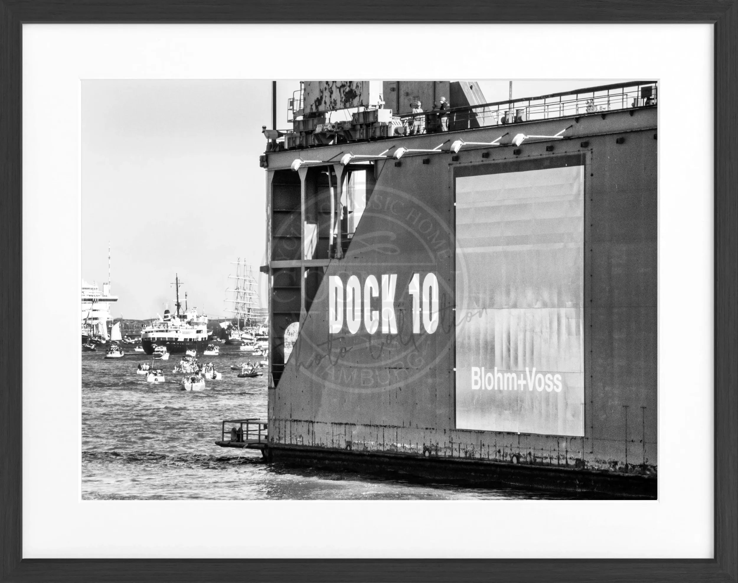 Schwarz-weiß Poster mit Rahmen, Hamburg Hafen Dock 10, von Cosman-Photocollection, 31x25cm, urbanes Hafenmotiv.