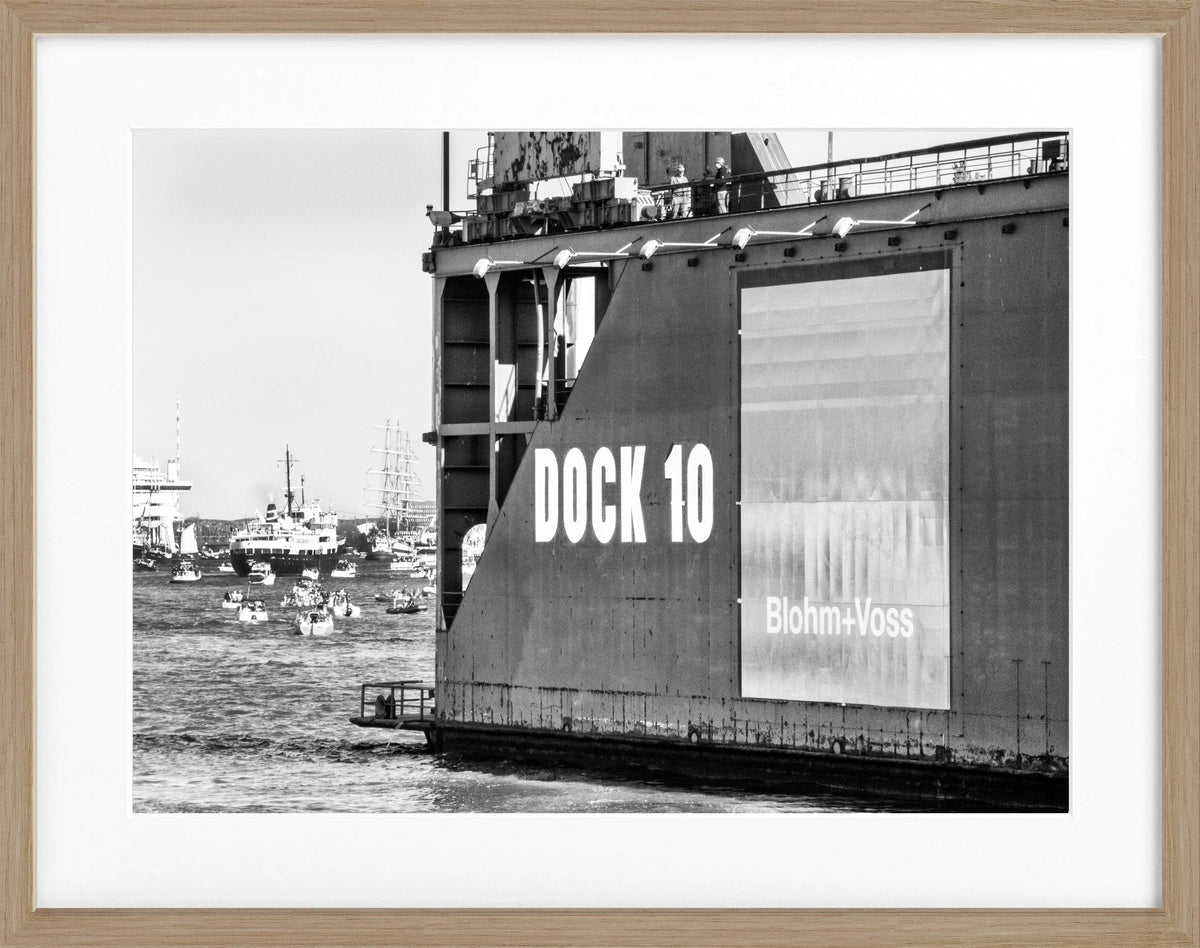 Schwarz-weiß Poster mit Rahmen, Hamburg Hafen Dock 10, von Cosman-Photocollection, 31x25 cm, maritimes Hafenmotiv