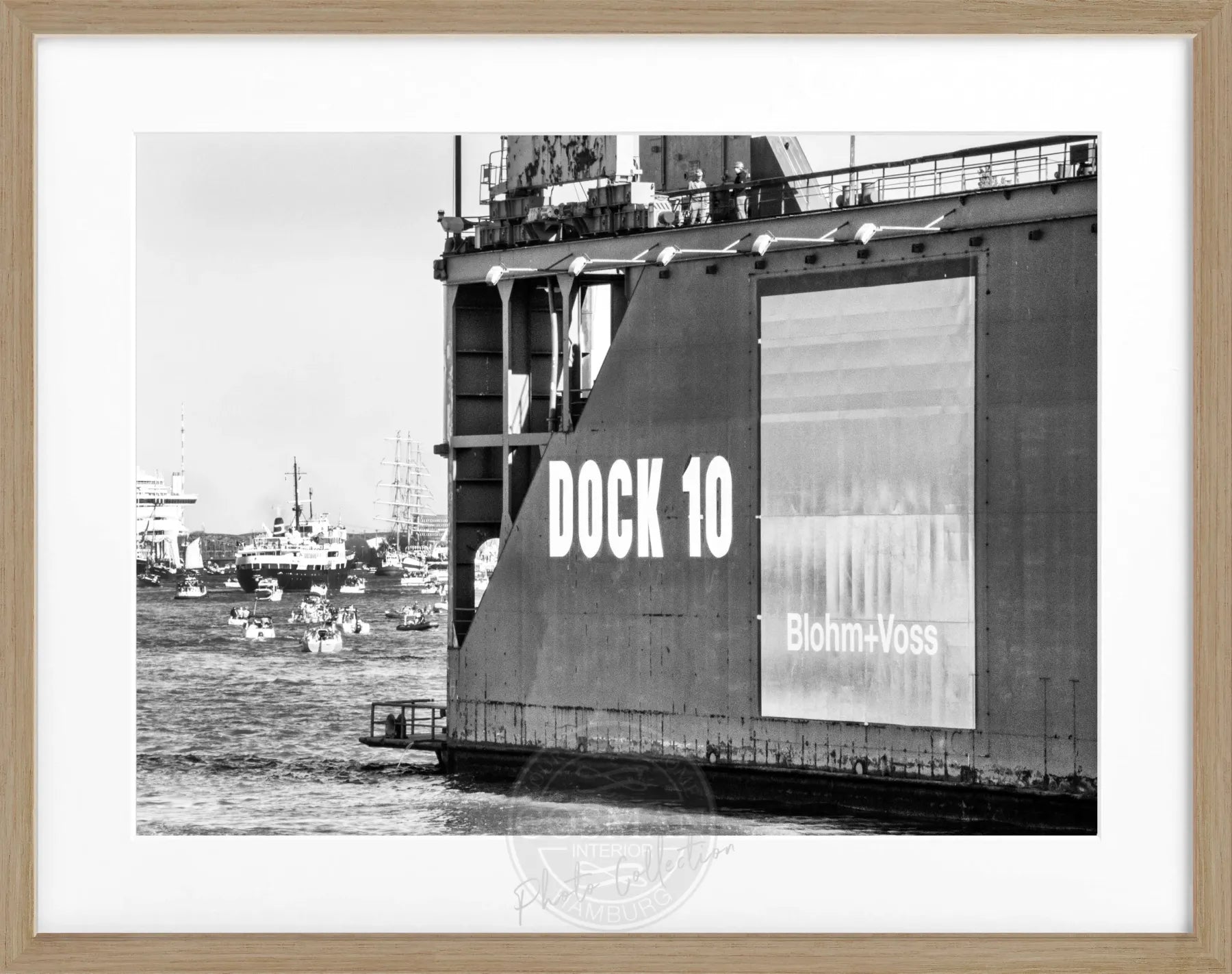 Schwarz-weiß Poster mit Rahmen, Hamburg Hafen Dock 10, von Cosman-Photocollection, 31x25 cm, maritimes Hafenmotiv