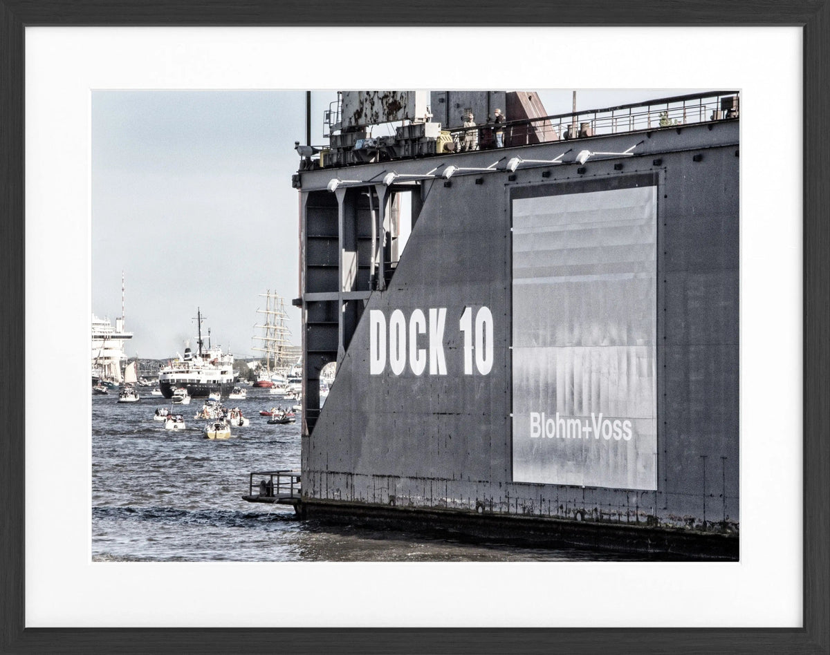 Schwarz-weiß Poster mit Rahmen, Hamburg Hafen Dock 10, von Cosman-Photocollection, 31x25 cm, maritimes Hafenmotiv