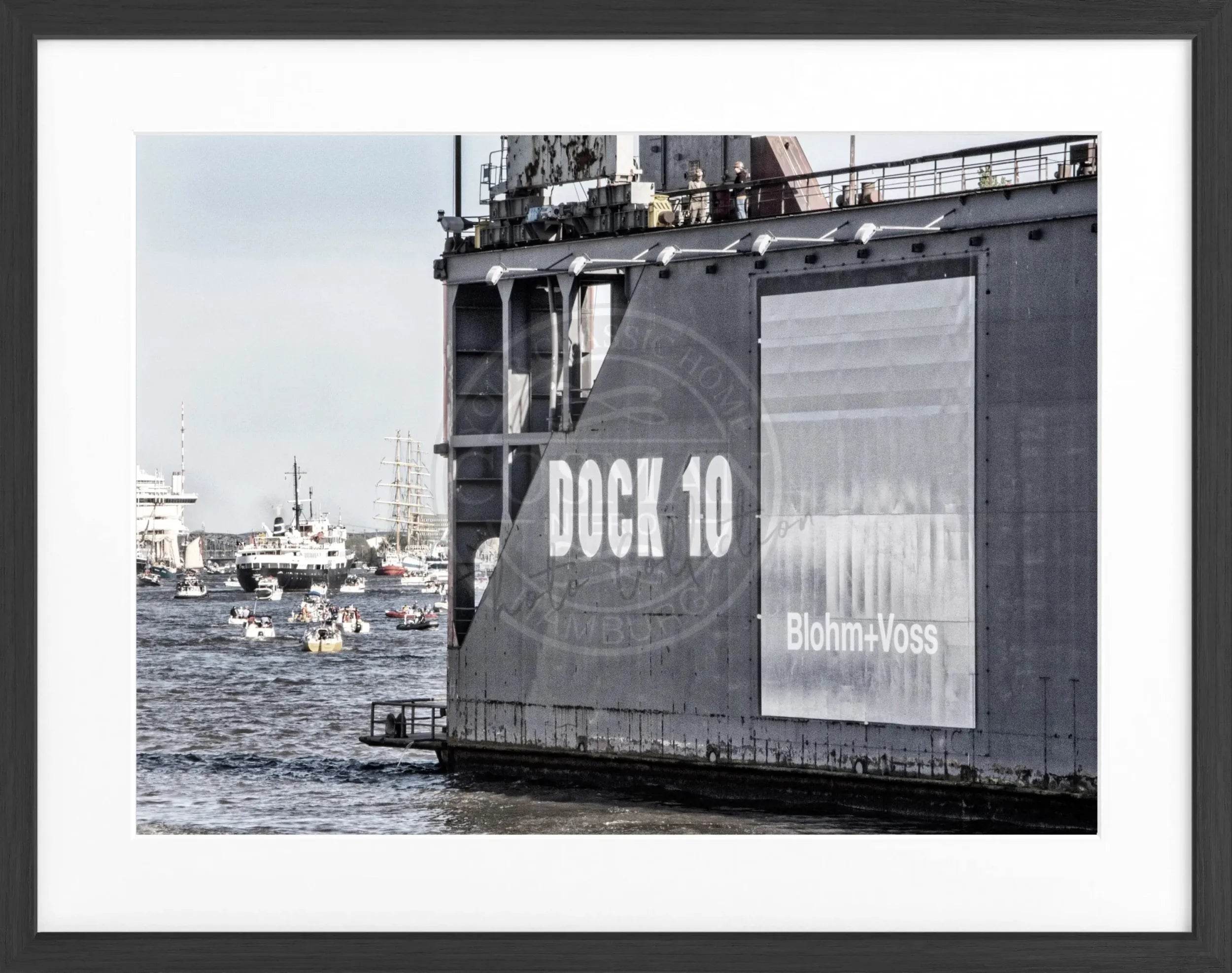 Schwarz-weiß Poster mit Rahmen, Hamburg Hafen Dock 10, von Cosman-Photocollection, 31x25 cm, maritimes Hafenmotiv