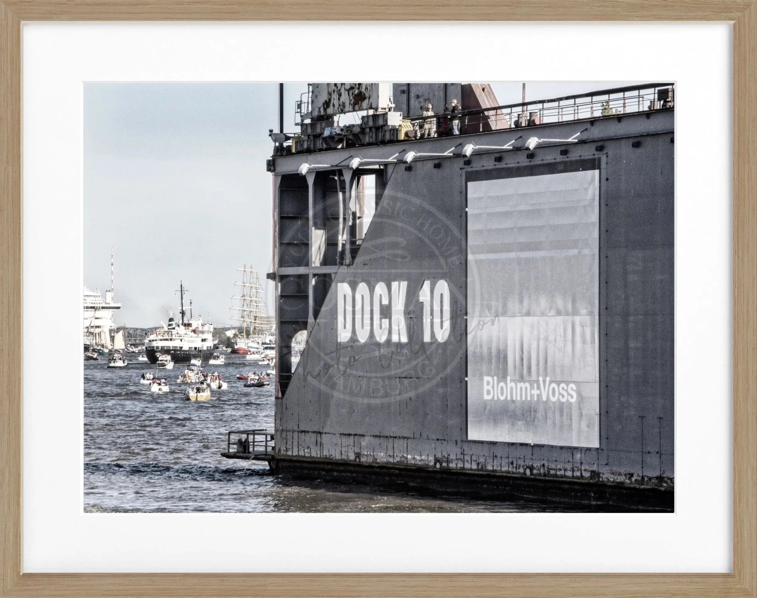 Schwarz-weiß Poster mit Rahmen von Hamburg Hafen Dock 10, 31x25cm, von Cosman-Photocollection, zeigt Hafenansicht.