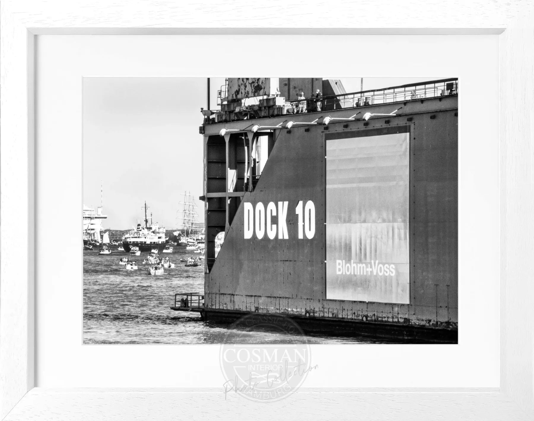 Schwarz-weiß Poster mit Rahmen von Hamburg Hafen Dock 10, 31x25 cm, von Cosman-Photocollection, maritime Hafenansicht