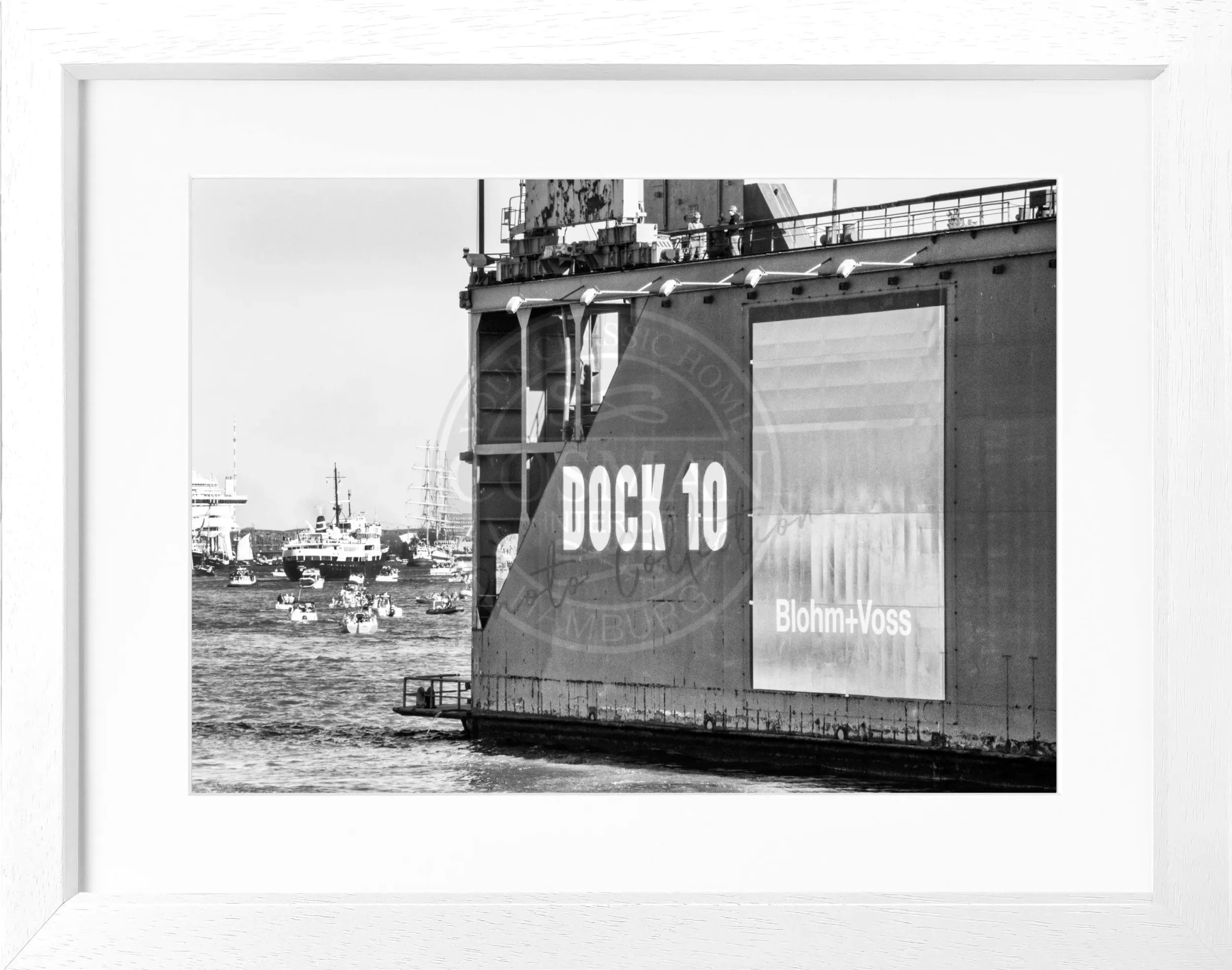 Schwarz-weiß Poster mit Rahmen von Hamburg Hafen Dock 10, 31x25 cm, von Cosman-Photocollection, maritime Hafenansicht