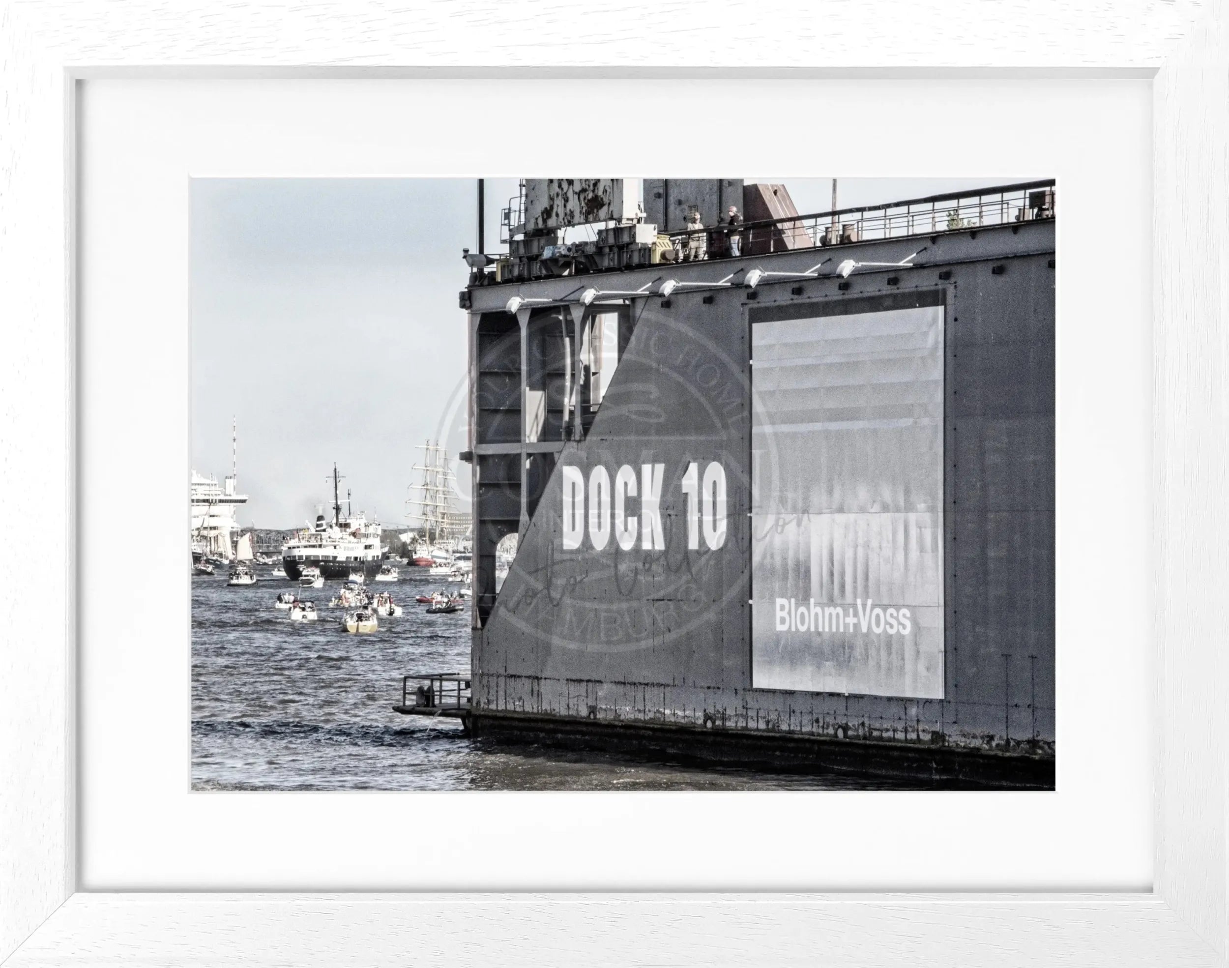 Schwarz-weiß Poster vom Hamburger Hafen Dock 10 mit Rahmen von Cosman-Photocollection, 31x25 cm, maritimes Hafenmotiv