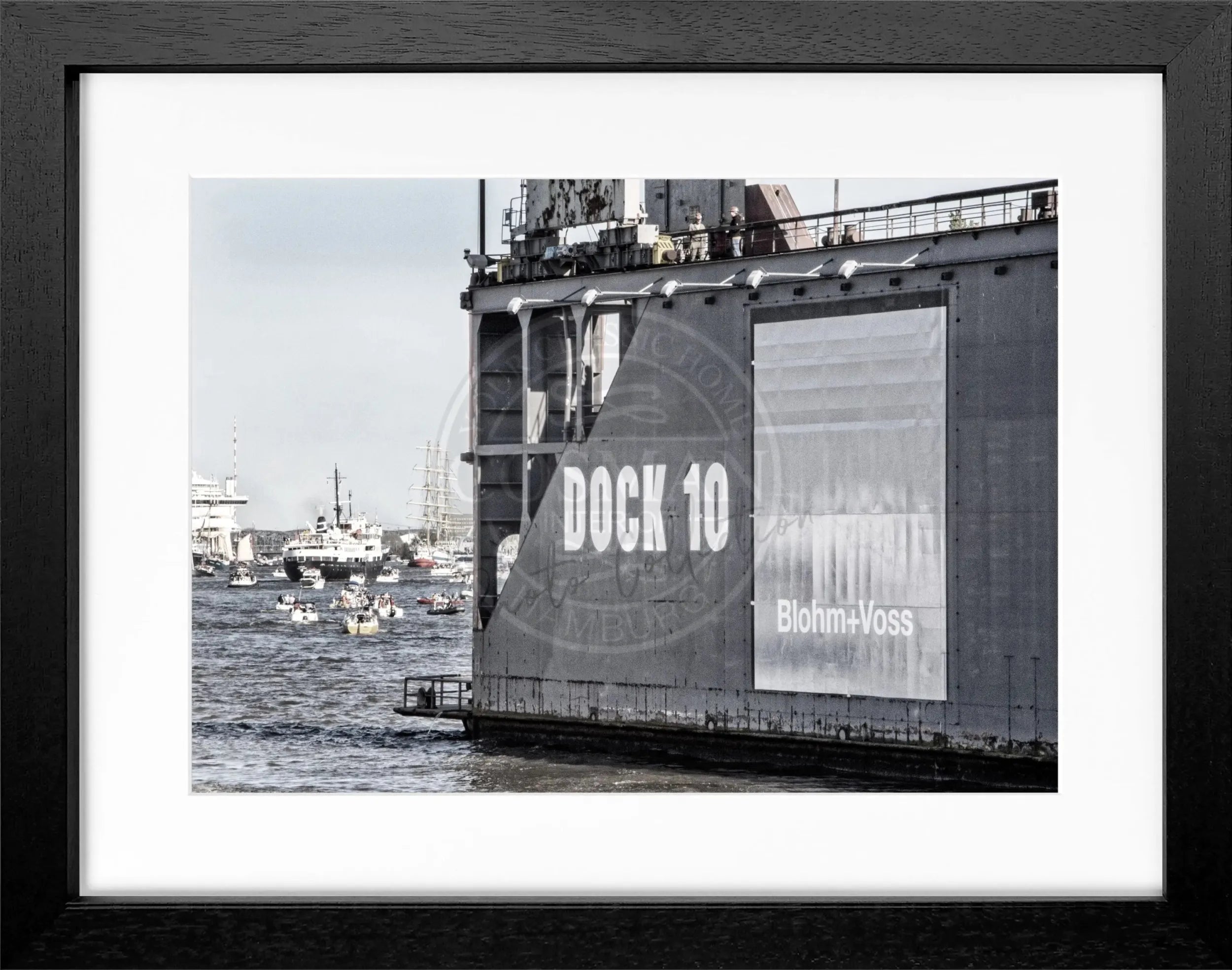 Schwarz-weiß Hamburg Hafen Poster mit Rahmen, Dock 10 Motiv, von Cosman-Photocollection, 31x25 cm