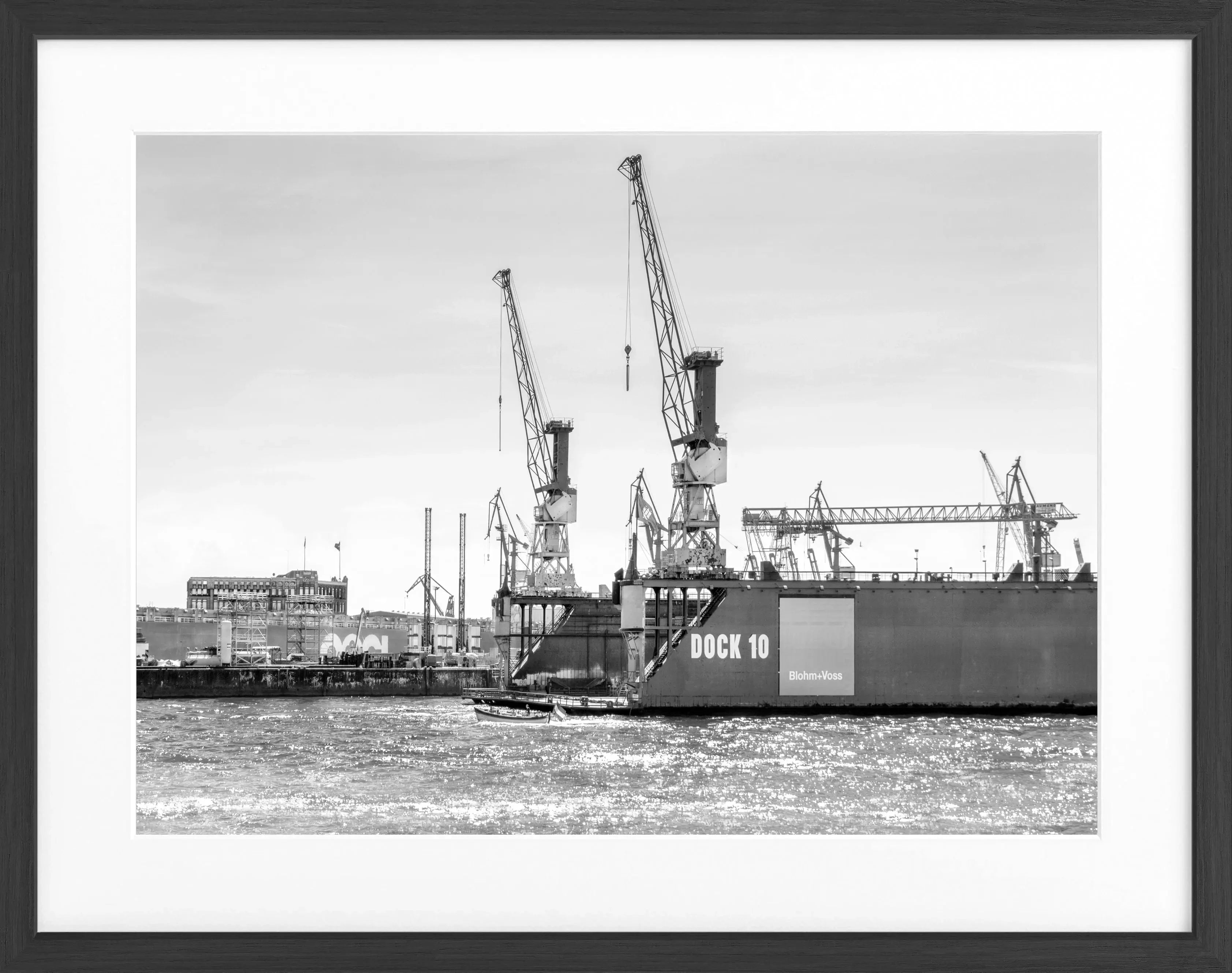 Schwarz-Weiß-Poster vom Hamburg Hafen mit Rahmen, Motiv Dock 10, von Cosman-Photocollection, 31x25cm