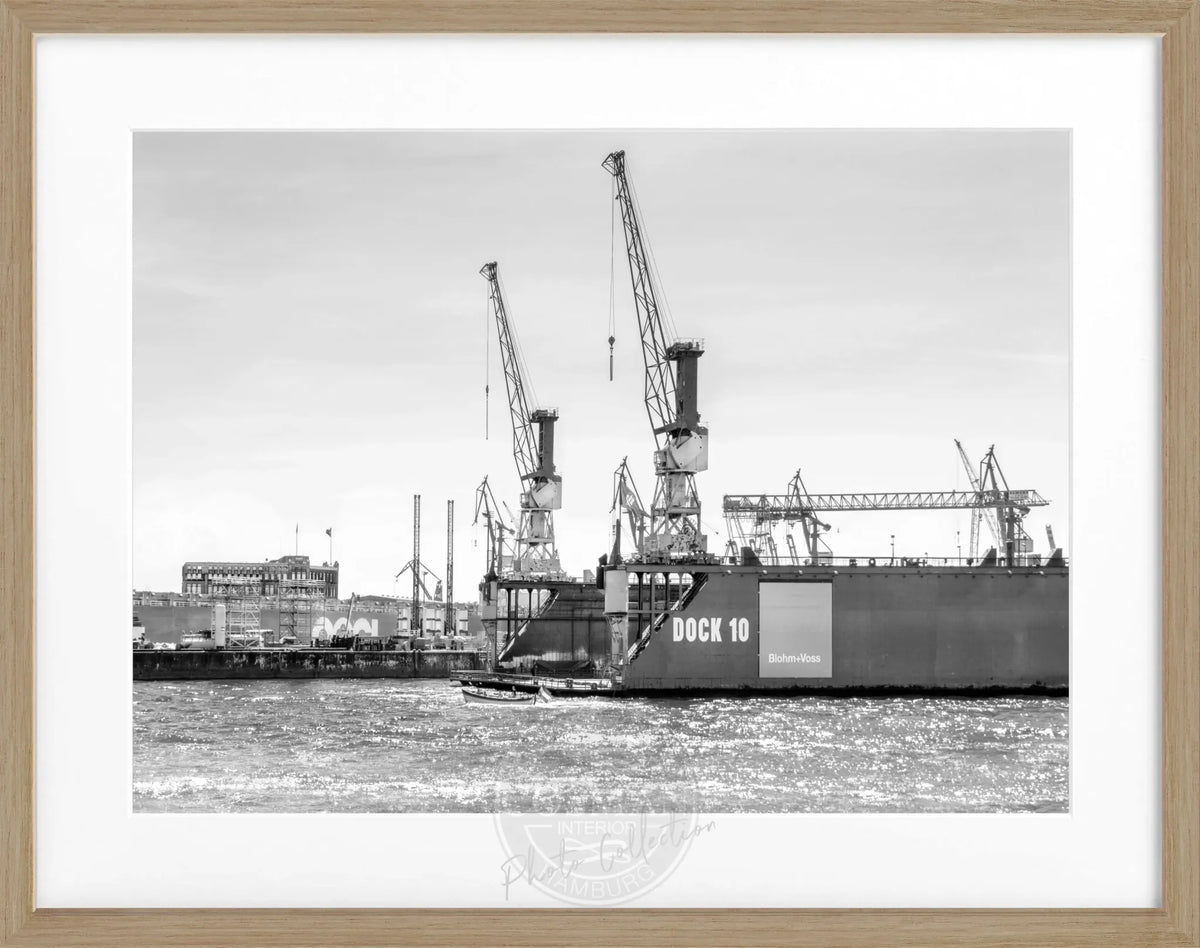 Schwarz-weiß Poster mit Rahmen, Hamburg Hafen Dock 10, von Cosman-Photocollection, 31x25cm, maritimes Hafenmotiv