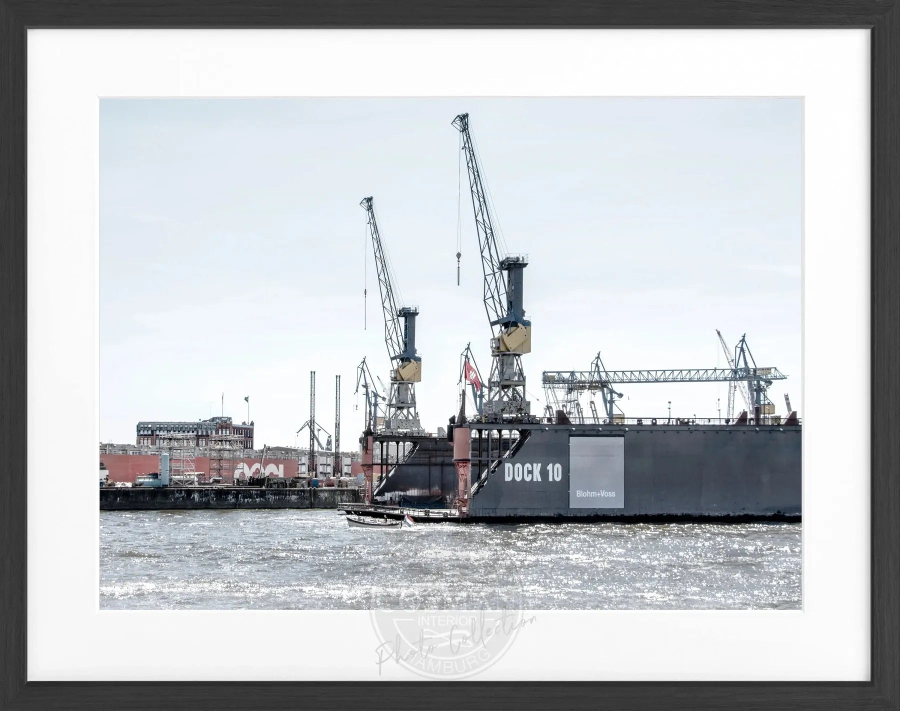 Schwarz-weiß Poster mit Rahmen von Hamburg Hafen Dock 10, 31x25cm, von Cosman-Photocollection, maritime Stadtansicht