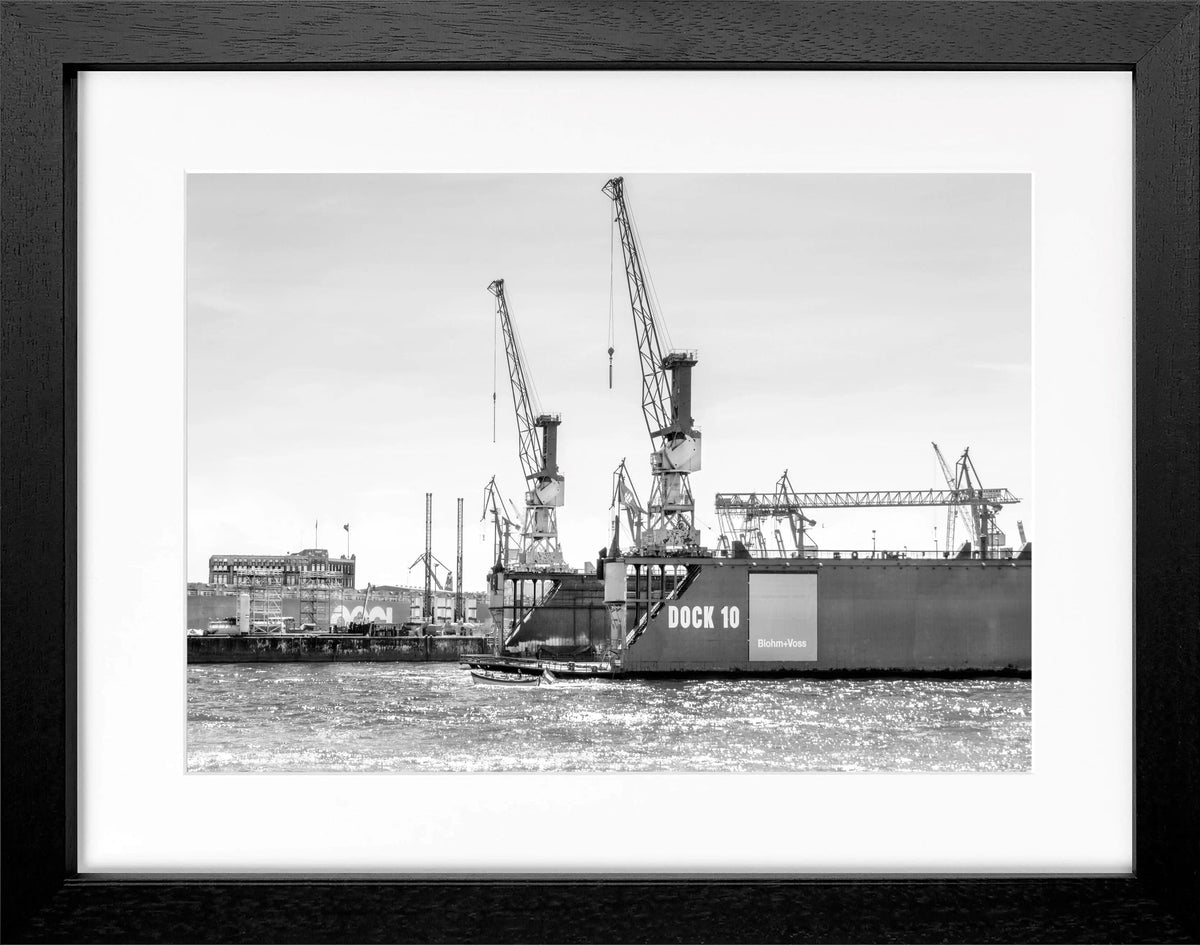Schwarz-Weiß-Poster mit Rahmen von Cosman-Photocollection, Hamburg Hafen Dock 10, 31x25 cm, maritime Stadtansicht