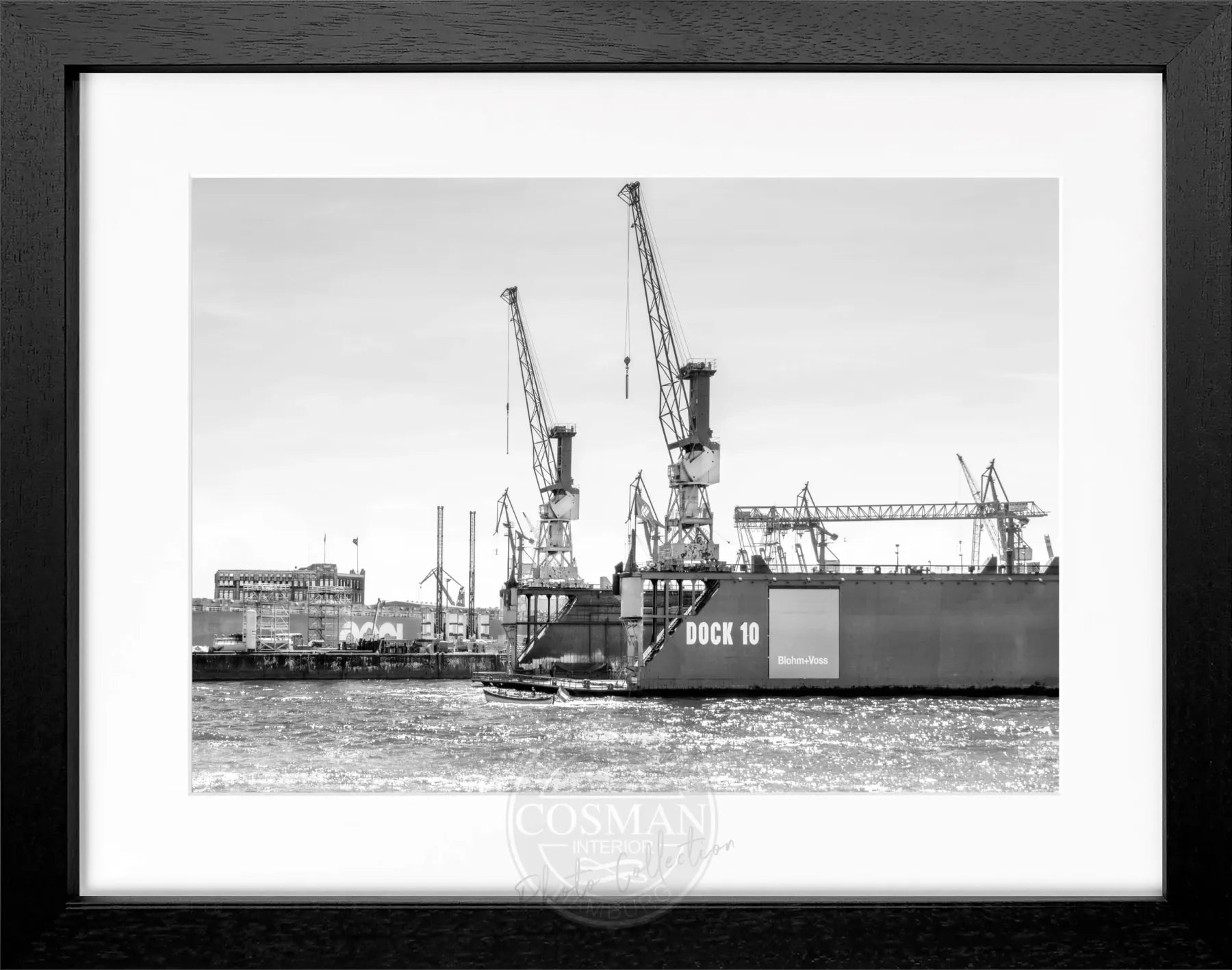 Schwarz-Weiß-Poster mit Rahmen von Cosman-Photocollection, Hamburg Hafen Dock 10, 31x25 cm, maritime Stadtansicht