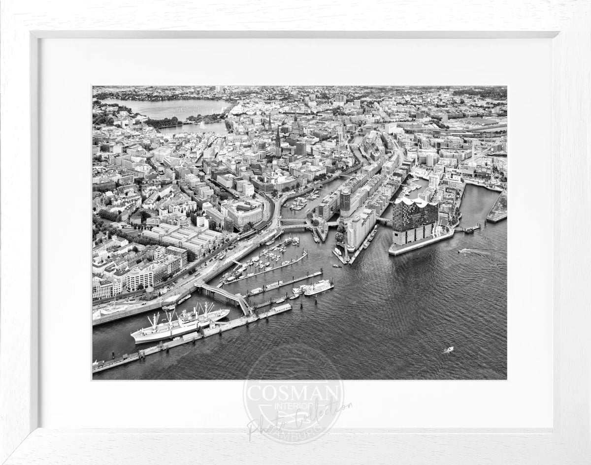 Schwarz-weiß Poster mit Rahmen von Hamburg Hafen, 31x25cm, von Cosman-Photocollection, zeigt maritime Hafenansicht