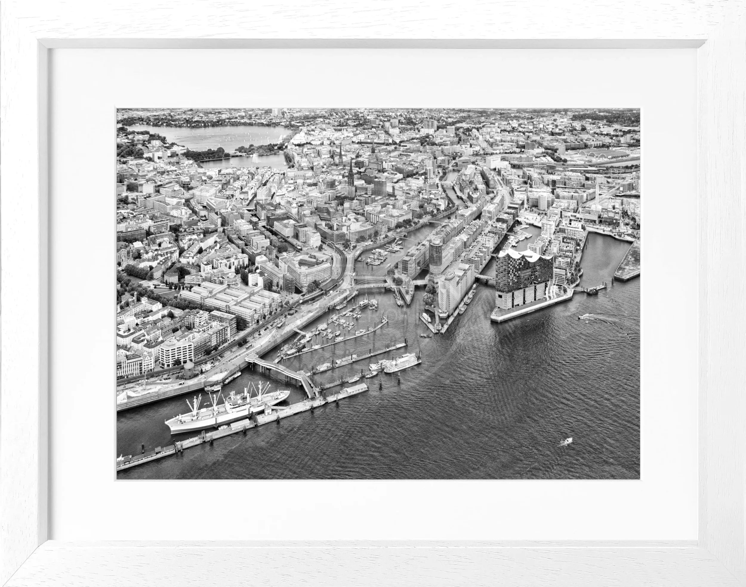 Schwarz-weiß Poster mit Rahmen von Hamburg Hafen, 31x25cm, von Cosman-Photocollection, zeigt maritime Hafenansicht
